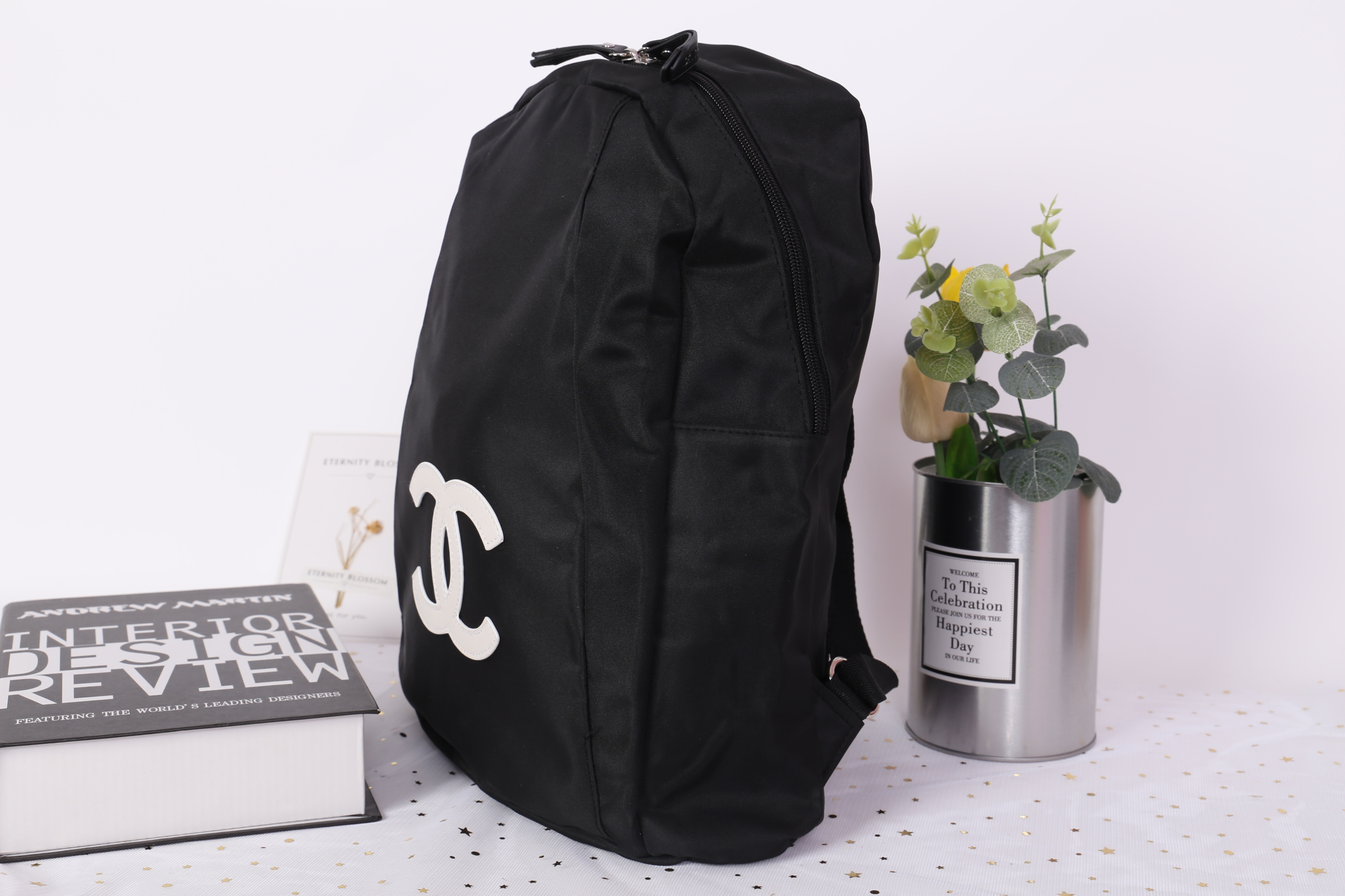 CHANEL VIP GIFT NYLON BACKPACK กระเป๋าเป้ Limited Edition VIP Gift With Purchase (GWP) ของเเท้จาก Chanel Perfumes Counter วัสดุ NYLON เนื้อหนาสีดำตัดโลโก้แบรนด์สีขาว เปิดปิดด้วยซิป หัวซิปแบรนด์ ขนาดกำลังดี น้ำหนักเบา กันนำ้ดูแลรักษาทำความสะอาดง่าย มีหูหิ้
