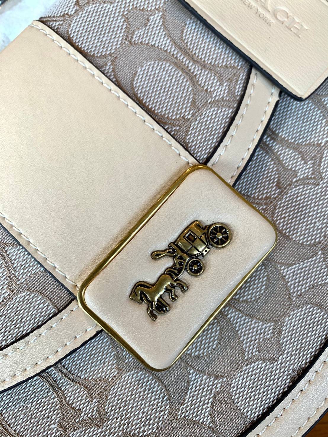 COACH ALIE SADDLE BAG IN SIGNATURE JACQUARD (C4694//C3464) New item!! กระเป๋าสะพายทรง saddle ดีไซน์วินเทจย้อนยุค แฝงความหรูในตัวด้วยอะไหล่สีทองเหลือง โดดเด่นไม่ซ้ำใครแน่นอน วัสดุผ้า jacquard สลับหนังแท้ ภายในเป็นช่องโล่ง มาพร้อมสายสะพายครอสบอดี้ ที่สามารถ