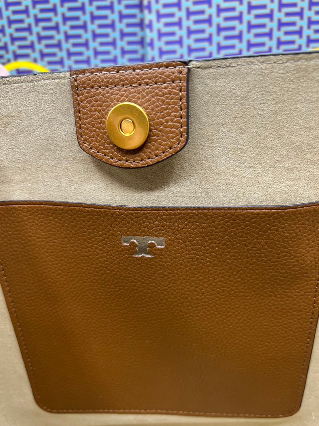 Tory Burch McGraw Bucket bag / Tory Burch Mcgraw Double T Logo Plaque Bucket Bag พร้อมส่ง 4 สี กระเป๋าสะพายหรือถือคล้องแขนทรงถัง จุของได้เยอะใบนี้ตอบโจทย์ได้ดีมาก โทนสีเรียบง่าย แฝงไปด้วยความดูดี สุขุมและเป็นผู้ใหญ่