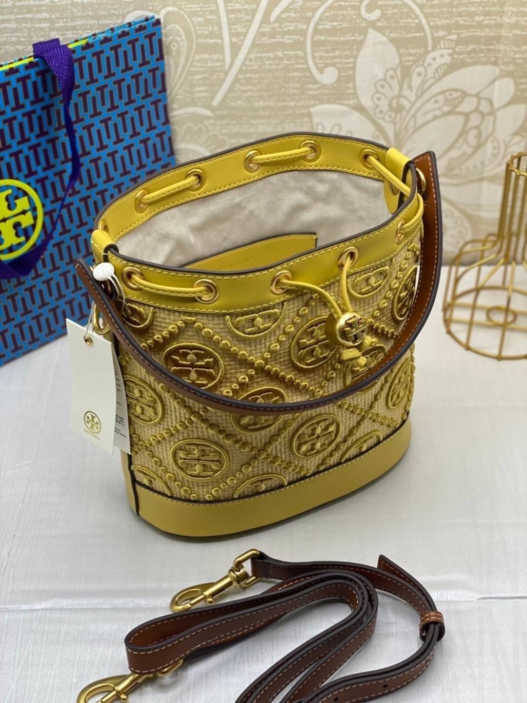 TORY BURCH T Monogram Straw Bucket Bag สีใหม่ โทนเหลืองทอง สวยหรู พร้อมเสิร์ฟความสวยให้ถึงบ้านแล้วน้า กระเป๋าบัคเก็ตทรงยอดนิยม ดีไซน์ใหม่ล่าสุด ยูนีคไม่เหมือนใคร ลายสานเต็มใบ พร้อมปักโลโก้เอกลักษณ์ โดดเด่น งานฝีมือมากๆ