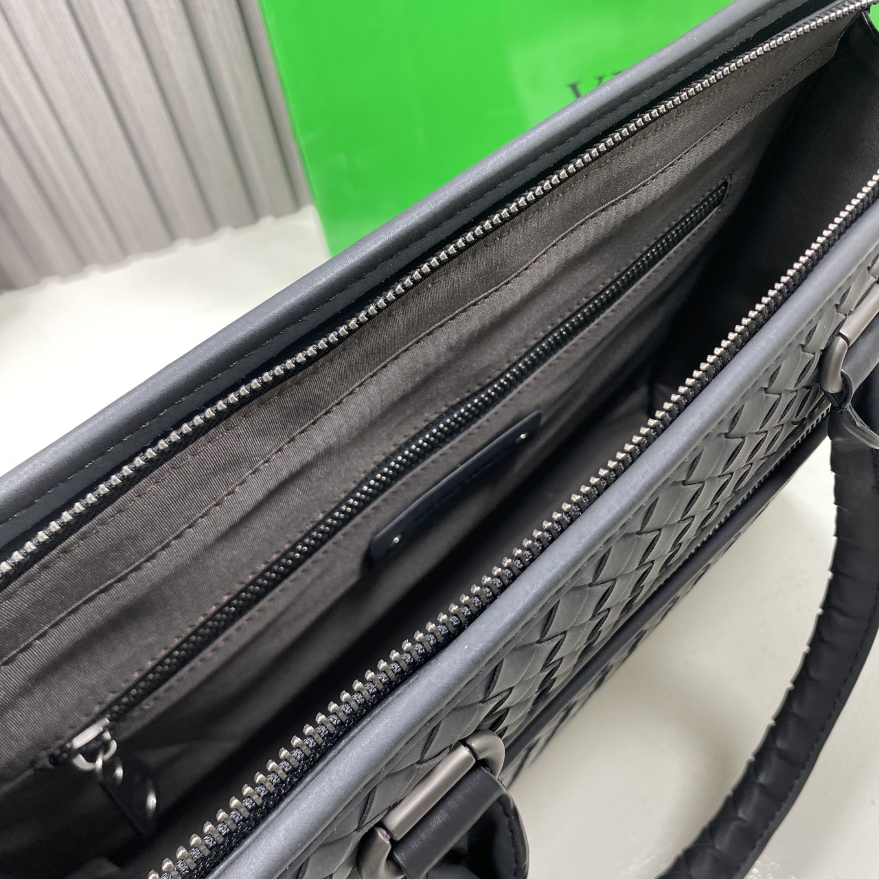 ORI หนังแท้ | Bottega Veneta Getaway Briefcase / Bottega Messenger Bag กระเป๋าใส่เอกสาร กระเป๋าทรงแมสเซ็นเจอร์ สวยเรียบหรูคลาสสิกเป็นเอกลักษณ์ โดดเด่นด้วยงานสานตาราง ดีไซน์เรียบง่าย แต่ดูแพง เหมาะสำหรับคนทำงานออฟฟิศมากๆ