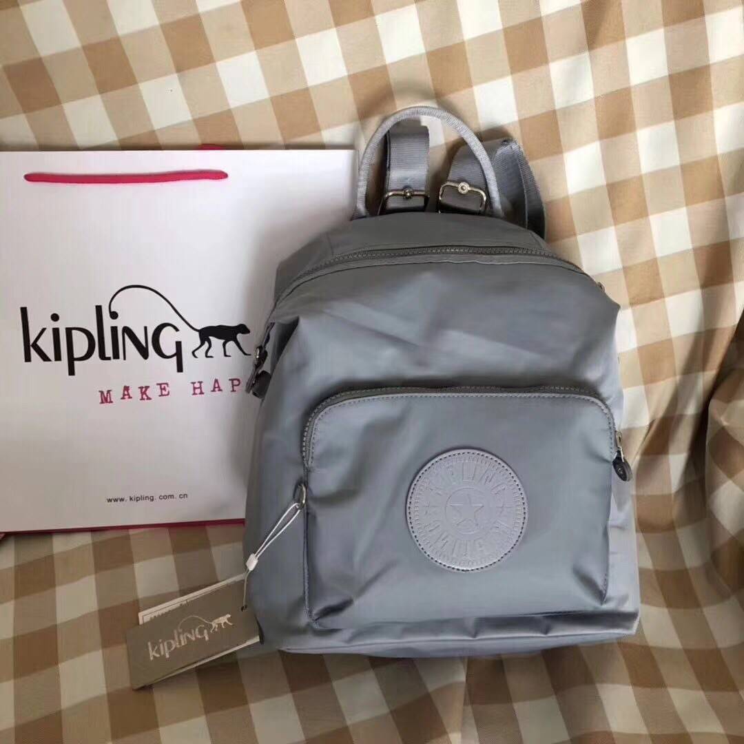 kipling mini bagpack กระเป๋าเป้ขนาดกลางกำลังดี วัสดุไนลอนกันน้ำ ปานกลาง ด้านหน้ามีช่องเล็ก โลโก้แบรนด์ มาพร้อมพวงกุญแจ ลายหินอ่อนรูปหัวใจ ช่องใหญ่เปิดปิดด้วยซิปบน ภายใน แบ่งช่องเป็นสัดส่วน มีช่องเล็ก และช่องซิปค่ะ