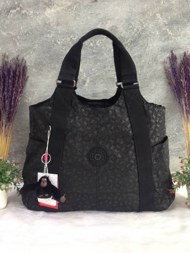 Kipling รุ่น Cicele กระเป๋าสะพายไหล่ใบใหญ่ สวยน่ารัก ตัวกระเป๋าด้านในเป็นช่องโล่งแบบปิดเปิดด้วยซิป มีช่องซิปด้านใน ด้านข้างกระเป๋า มี 2 ช่อง ปิดเปิด ด้วยเทป พร้อมที่ใส่โทรศัพท์ ปากกา และ MP 3 ในส่วนด้านใน และ ด้านข้างกระเป๋า ซ้าย-ขวา เป็นช่องขนาดเล็กสำหรั
