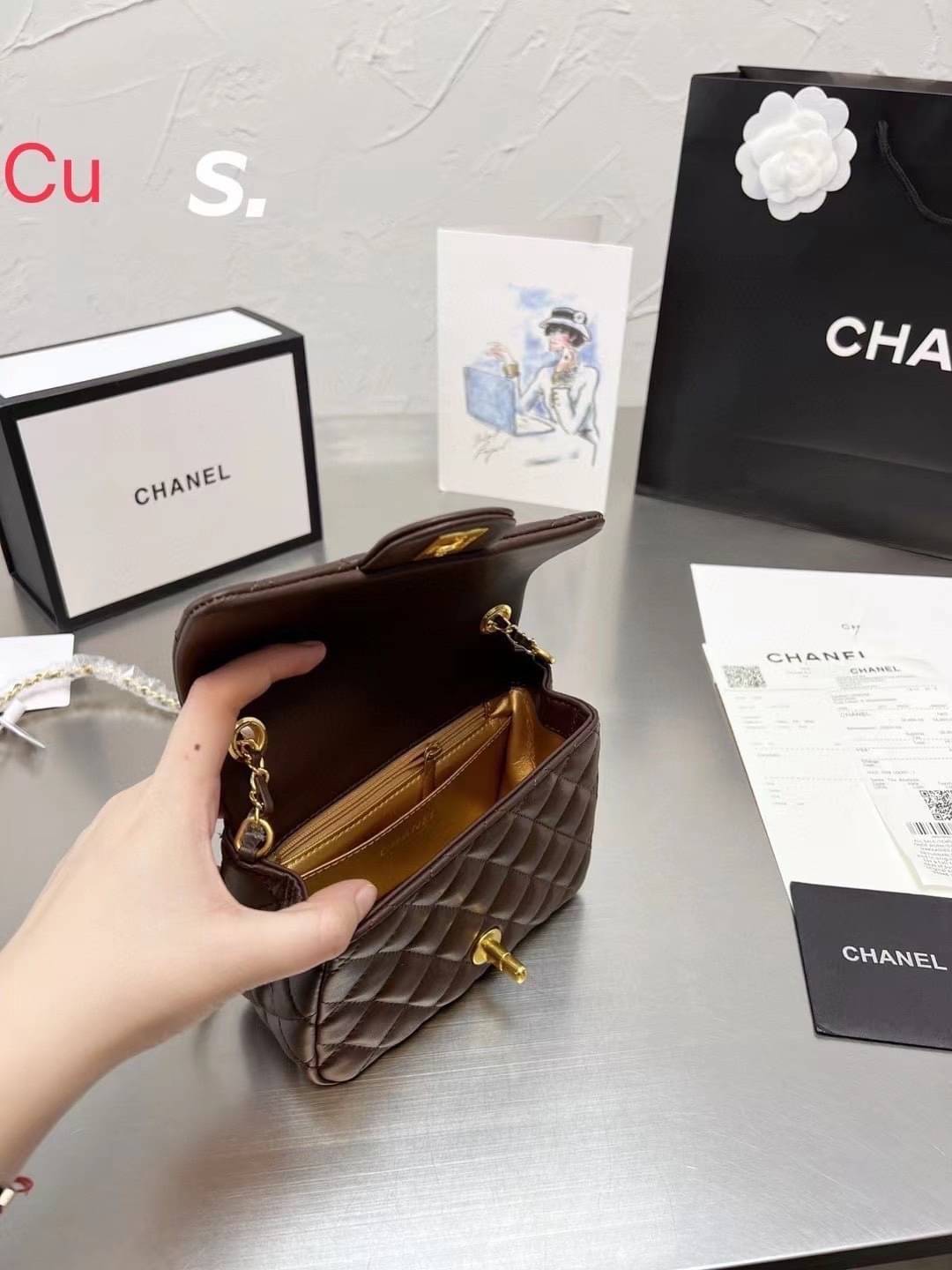 Chanel 22c classic golden ball / Chanel Pearl with Chain crossbody bag กระเป๋าสะพายข้างหรือสะพายเป็นครอสบอดี้ ใบนี้ไปถือออกงาน ก็สวยหรูดูแพงสุดๆค่า!! คลาสสิคและโดดเด่นทุกสี