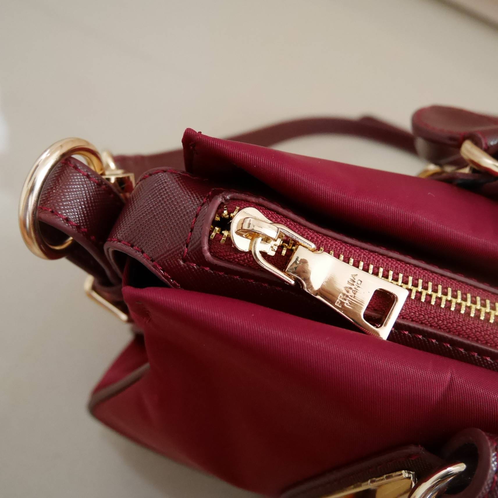 รุ่นขายดีที่สุด 💕 **ถือแล้วหรูมาก กระเป๋าสะพายทรง Handbag จากงานพรีเมี่ยมกิ้ฟ แบรนด์ PRADA ของแท้100% เป็นกระเป๋าผ้า Nylon สลับหนัง PU จุของได้เยอะ สะพายไหล่ได้ เปิดปิดด้วยซิป ถือก็สวยๆ มีสายยาวค่ะ ใช้แล้วสวยมากๆคุ้มเกินราคารับประกัน รีบช้อปก่อนหม