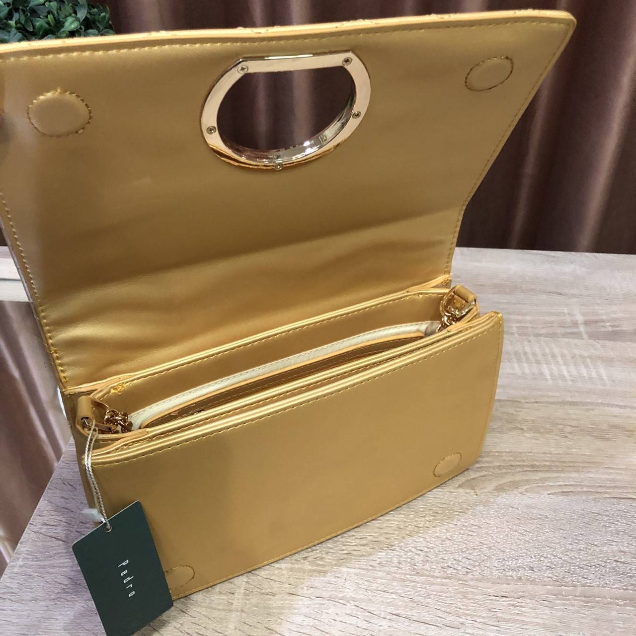 New 2018! PEDRO METAL DETAIL SHOULDER BAG กระเป๋าสะพายทรง คลัช ขนาดกำลังดี ดูหรูหรา หนังpuลายตะเข็บดีเทล สวยยค่ะ เปิด-ปิดด้วยแม่เหล็ก ภายในมี 2 ช่อง และช่องซิปเล็ก จุของได้เยอะ อยู่ทรงแข็ง สายสะพายมีที่รองบ่า จะสะพายหรือสายสามารถเก็บแล้วถือเป็นคลัชออกงาน 