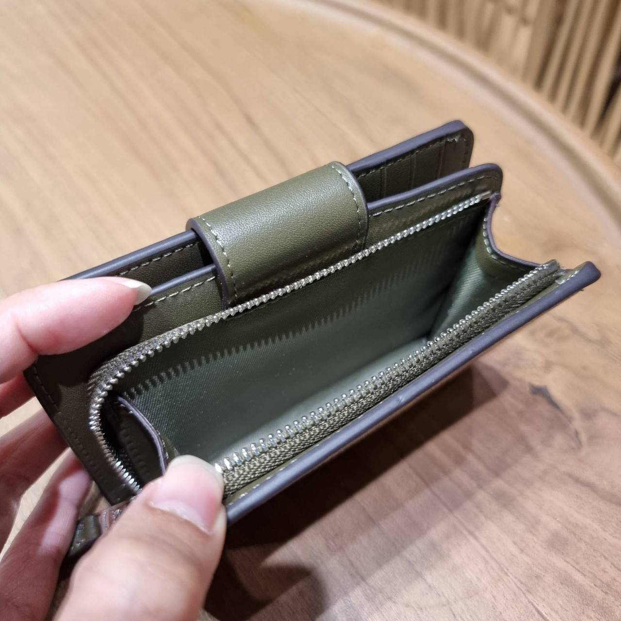 COACH C0082 MEDIUM CORNER ZIP WALLET IN SIGNATURE CANVAS ดีไซน์ใหม่ล่าสุด!! กระเป๋าสตางค์ใบกลาง 👛 ขนาดกำลังเหมาะมือ วัสดุหนังแคนวาสเคลือบลาย ดูแลรักษาง่าย มีช่องใส่บัตรและธนบัตรครบ และช่องซิปแยกไว้ใส่เหรียญ ครบเซ็ทแบบนี้เหมาะส่งต่อเป็นของขวัญที่สุ