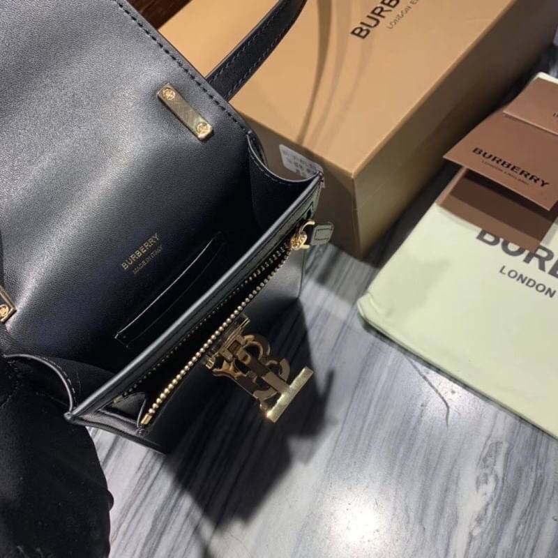 BURBERRY FRAGRANCES CROSSBODY BAG VIP GIFT WITH PURCHASE (GWP) กระเป๋าสะพายพรีเมี่ยมกิ๊ฟ Limited Edition จากน้ำหอม BURBERRY DUTY FREE วัสดุหนังแท้ ทรงเหลี่ยมแนวตั้งดีไซน์สวยหรูอยู่ทรงมีโลโก้แบรนด์ด้านหน้า