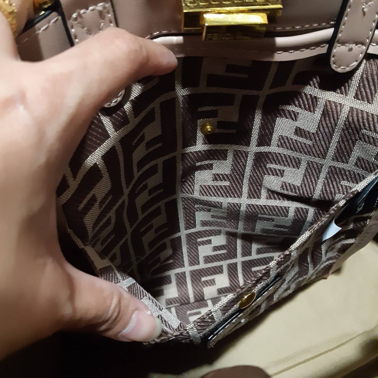 พรีเมี่ยมกิ๊ฟแท้ 100% 】FENDI NEW TOTE GIFT BAG กระเป๋าถือ/สะพายไหล่ น้ำหนักเบา ทรงสวย หรู ดูแพงเกินเบอร์!!