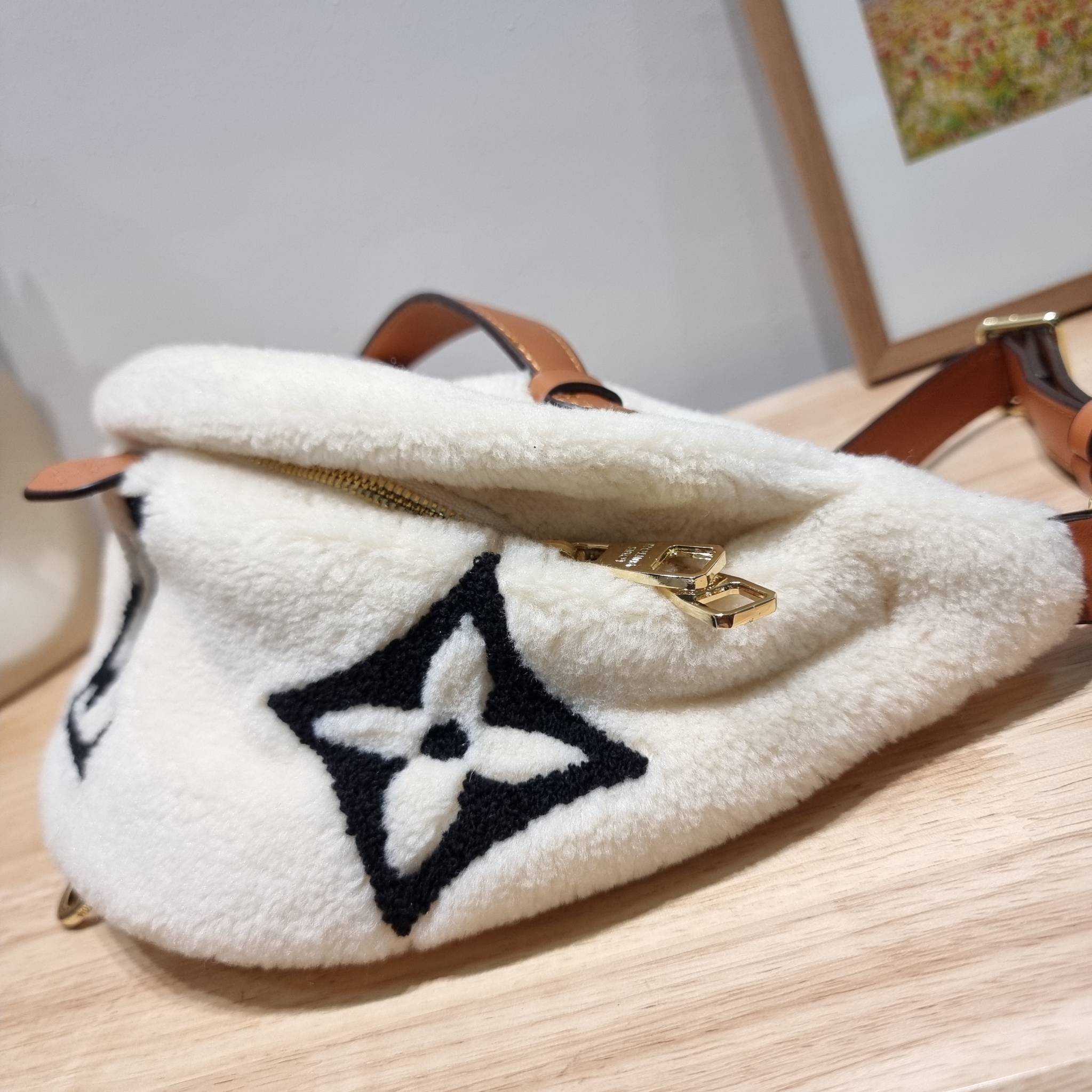 LV BUM BAG MONOGRAM TEDDY FLEECE / LV Teddy Limited Edition Bumbag ไอเท็มที่ต้องมี กับกระเป๋าคาดอก ดีไซน์เอกลักษณ์ โดดเด่นด้วยจัมโบ้ฟ้อนท์สีตัดกับตัวกระเป๋า เปิด-ปิดด้วยซิป ภายในเป็นช่องโล่ง โดยตัวกระเป๋าจะมีหูจับในตัว และสายสะพายที่สามารถปรับได้ตามตัว รุ