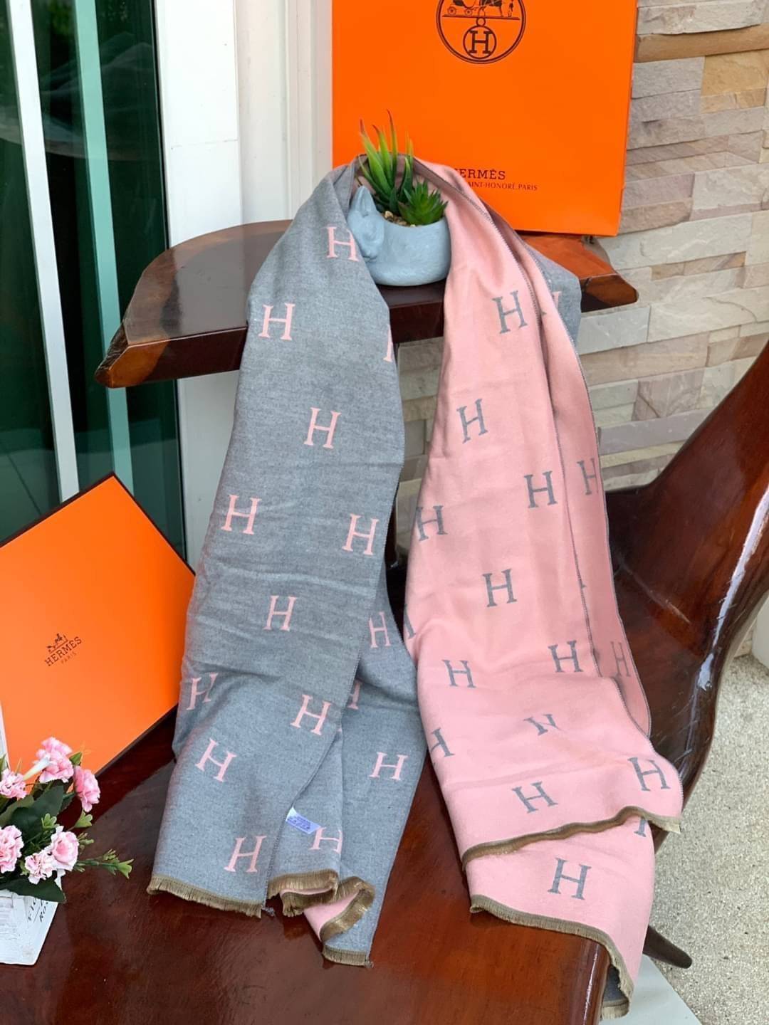 Hermes Women’s Scarves Accessories Scarf อีกหนึ่งแบรนด์ดังจากปารีส ด้วยงานพรีเมี่ยมกิ้ฟ ส่งมอบความรู้สึกดีๆให้กับคนที่คุณรัก ในรูปแบบผ้าพันคอและผ้าคุมไหล่ผืนใหญ่ให้ความอบอุ่น ถักทอด้วยผ้าcashmere ผ้าเนื้อดี สัมผัสนุ่มมือ ทอลายในตัว สีและลายคมชัด เหมาะสำหร