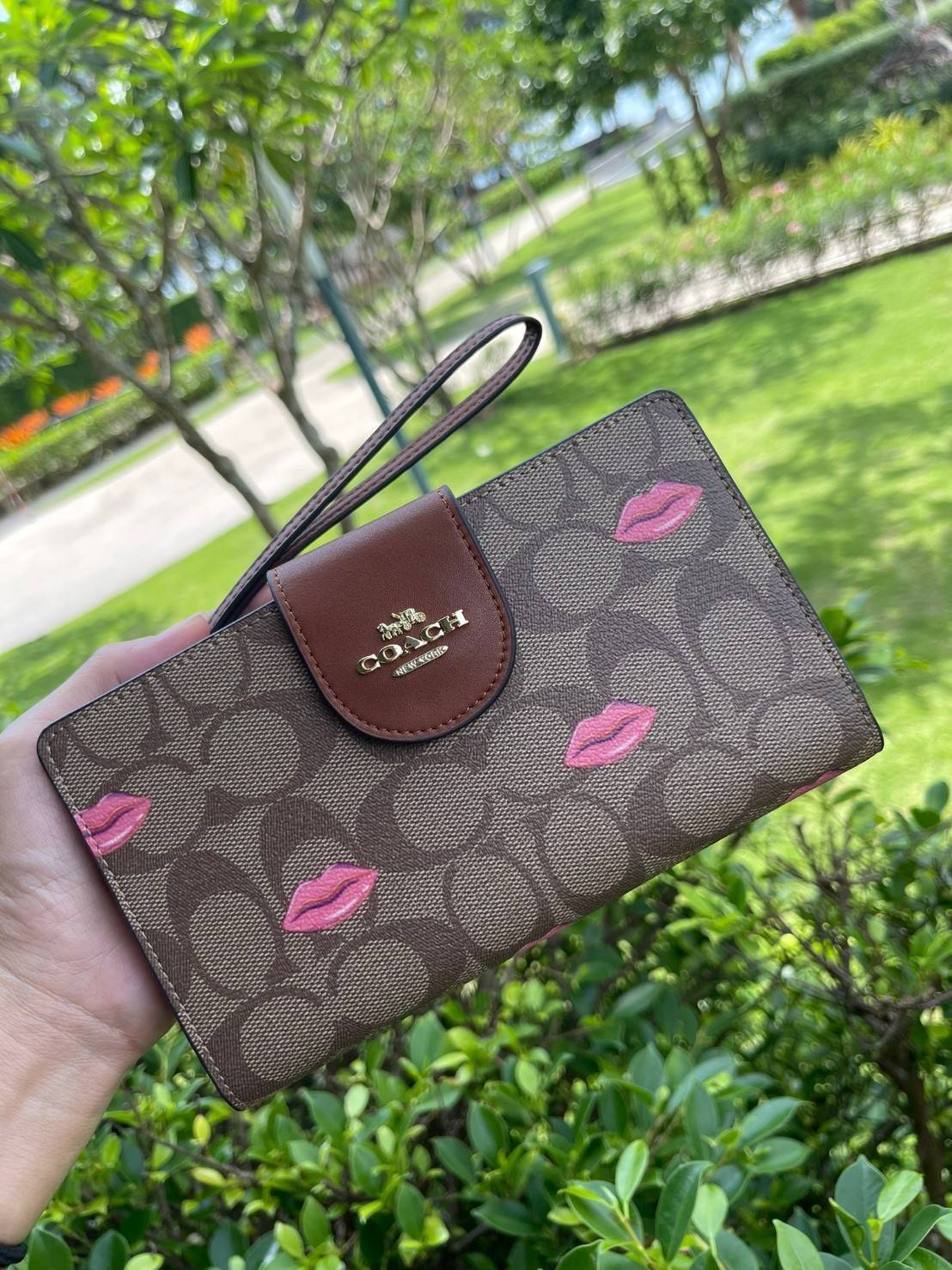 COACH TECH WALLET IN SIGNATURE CANVAS อีกหนึ่ง collection ของกระเป๋าสตางค์ที่ดีไซน์ทันสมัยให้ใช้งานได้แบบครบครัน เป็นกระเป๋าสตางค์ ที่มีช่องสำหรับใส่โทรศัพท์มือถือ ธนบัตร เหรียญ และบัตรต่าง ๆ ใช้งานแบบ2ด้าน เพิ่มความสะดวกสบายด้วยสายคล้องมือ ช่วยให้พกไปไหน