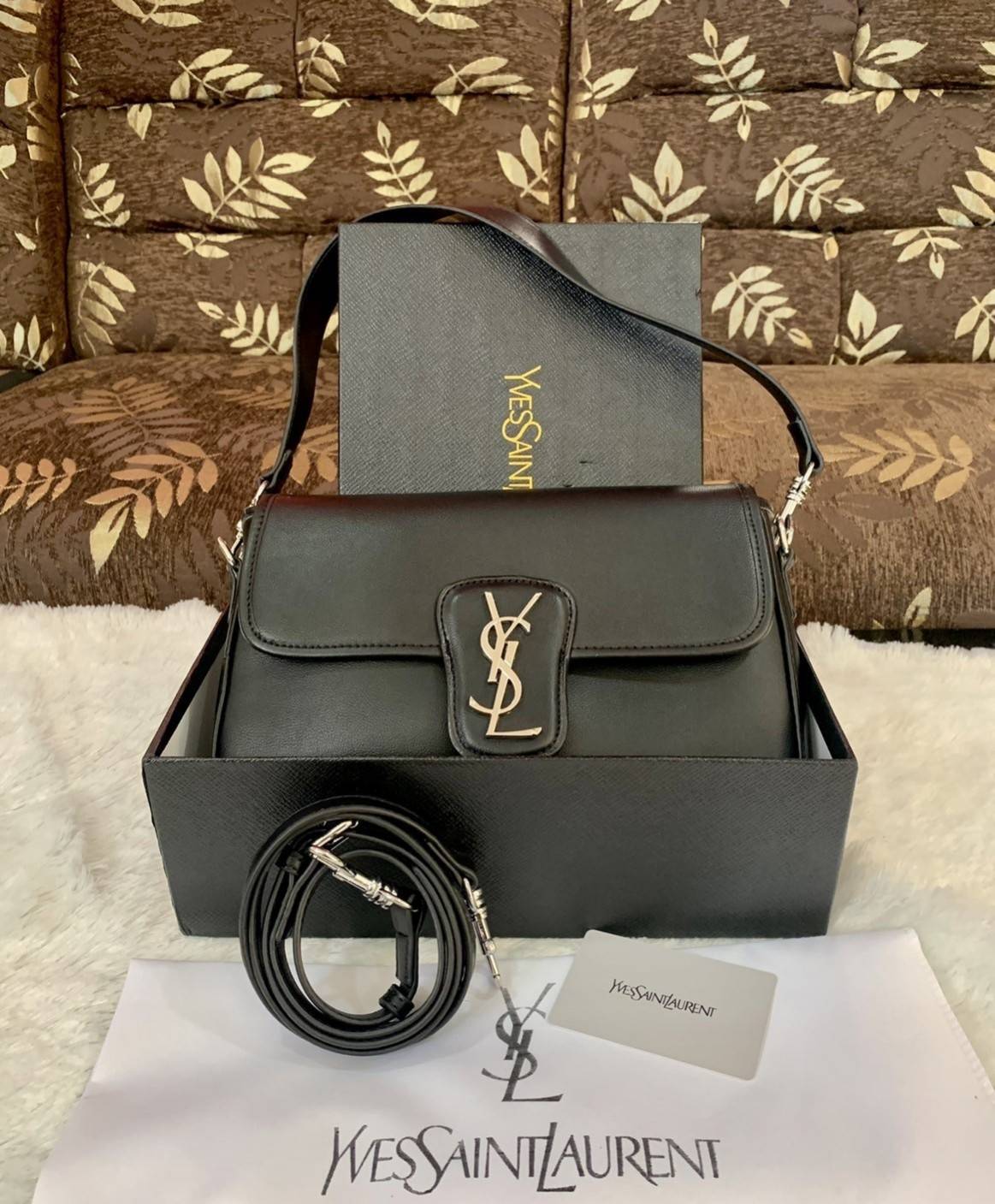 VIP 】YVES SAINT LAURENT YSL BAG VIP GIFT WITH PURCHASE (GWP) พรีเมี่ยมกิ้ฟ Limited Edition จาก YSL DUTY FREE COUNTER วัสดุหนังแกะสังเคราะห์ **หนังเรียบ อะไหล่เงิน น้ำหนักเบามากๆ ค่ะ สะพายไม่ปวดไหล่ ดีไซน์กระเป๋าประดับโลโก้แบรนด์ที่ด้านหน้า มาพร้อมสายสะพาย