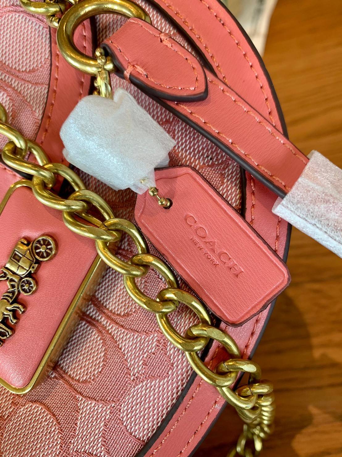 COACH ALIE SADDLE BAG JACQUARD IN SIGNATURE ((C4694//C3464)) พร้อมส่งที่ไทย รุ่นใหม่ล่าสุดค่ะ! กระเป๋าสะพายข้าง//ครอสบอดี้ร์//หรือทบสายคู่สะพายไหล่ได้ค่ะ วัสดุJacquard+หนังแท้ ได้สวยงามลงตัวมากๆ เปิดปิดกระเป๋าแบบกดล็อค มีอะไหล่โลโก้แบรนด์โดดเด่นปนคลาสสิค