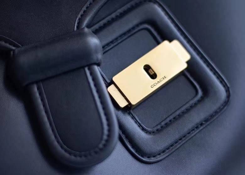 COACH COURIER CARRYALL 23 IN COLORBLOCK SIGNATURE CANVAS พร้อมส่ง 7 แบบ พร้อมส่ง ลุคดูไฮสุดๆค่ะ! กระเป๋าสะพายหนังหรูหราและคลาสสิค หนังแท้ชั้นดีที่สุด น้ำหนักเบา หนังสวยมากก สัมผัสแล้วหลงรักแน่นอนจ้าา😘