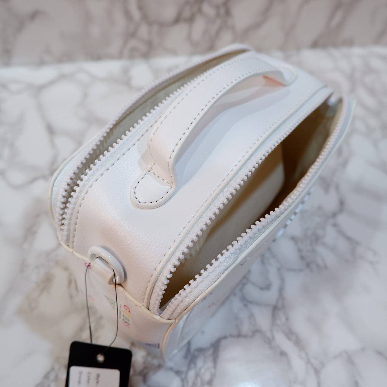 GUESS กระเป๋าหูหิ้วสะพายข้าง ทรงกล่องมีหูจับถนัดมือ มี2ช่องกระเป๋า ด้านหน้าติดโลโก้แบรนด์สีทอง