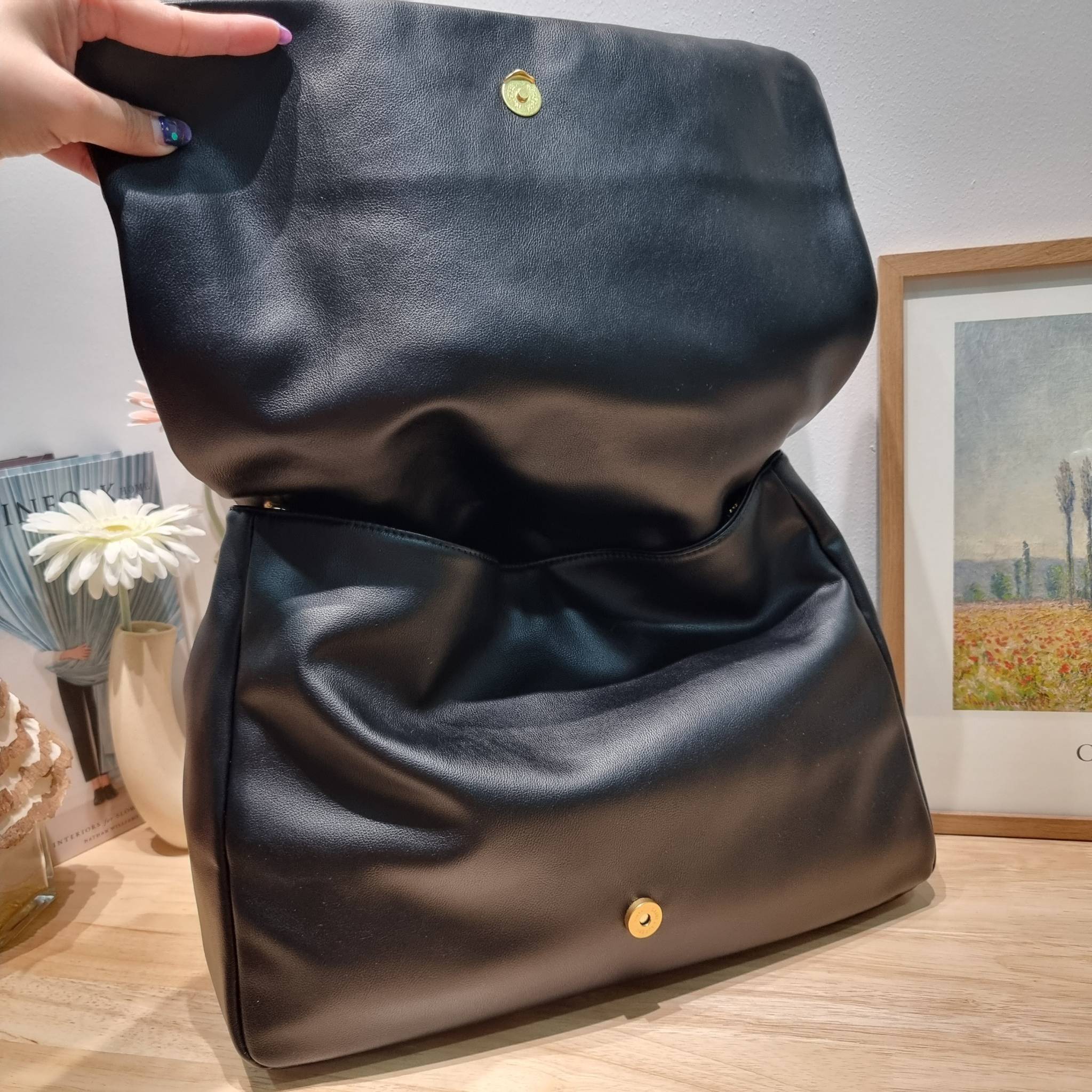 YSL jamie 4.3 in lambskin กระเป๋าสะพายใบใหญ่ เรียบหรู ดูปัง ดูแพง สีดำคลาสสิคตัดกับอะไหล่สีทองได้อย่างลงตัว ครบเครื่องตัวมัม! ดีไซน์ใหม่ 2023 สัมผัสผิวกระเป๋าดูดีมากๆ