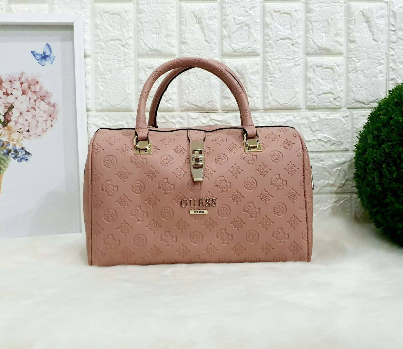 Guess Peony Classic Box Satchel คอลเลคชั่นใหม่สวยหรูจาก Guess กระเป๋าสะพายหนังนิ่มปั๊มแบรนด์รอบใบ ขนาดกำลังดี ฐานกระเป๋ามีหมุดรองฐานกันรอย หัวซิปปั๊มแบรนด์ ภายในกว้างจุของได้เยอะ มาพร้อมสายปรับและถอดออกได้ พร้อมส่ง 4 สี สวยทุกสี พลาดไม่ได้กับสาวยุคใหม่เลย