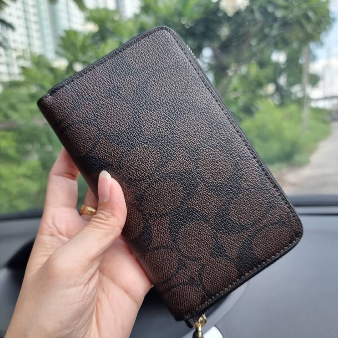 COACH F57468 PHONE WALLET IN SIGNATURE COATED CANVAS กระเป๋าสตางค์ถนอมมือถือ!! 2IN1 สุดๆ ใส่โทรศัพท์ ใส่เงิน ใส่บัตร ครบถ้วน!! จบในใบเดียวจ้า ขนาดกำลังเหมาะมือ วัสดุหนังแคนวาสเคลือบลาย คุณภาพดี สาวๆมีไว้ติดตัวสักใบ ไม่ผิดหวังจ้า