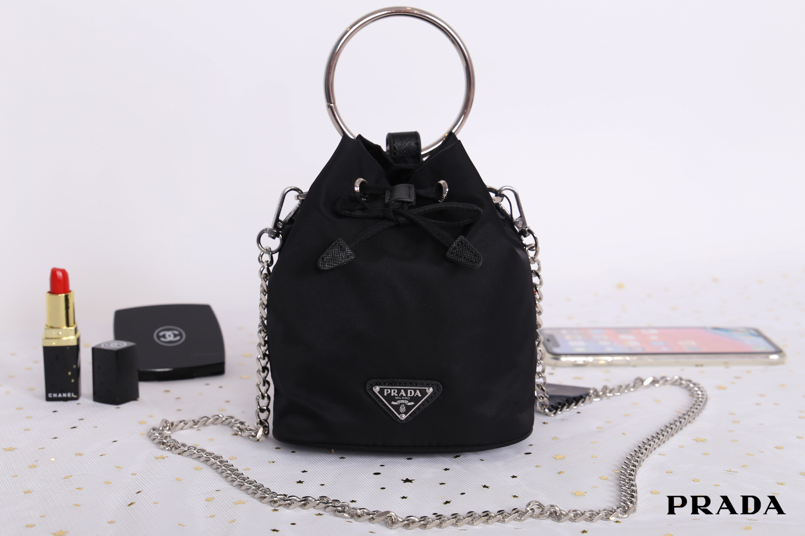 Prada mini nylon drawstring handbag / PRADA Bucket Bag ทรงสวยน่ารัก วัสดุผ้า Nylon คุณภาพดี อะไหล่เงินสวยสุดคลาสิค เปิดปิดแบบหูรูด ด้านในโล่งกว้างจุของได้พอประมาณเลยค่ะ ใส่ Iphone+ หรือรุ่นเทียบเท่าได้แบบสบายๆ ซับในพิมพ์ลายแบรนด์ ตามแบบฉบับแบรนด์