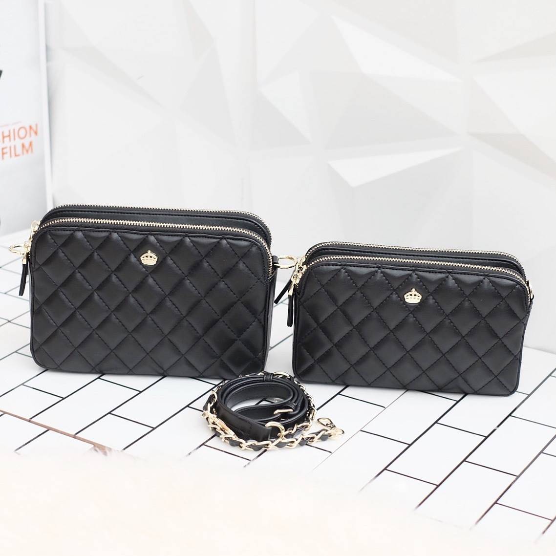 รุ่นขายดี มาเพิ่มแล้วค่า KEEP Carla รุ่นขายดีที่สุด ทรงน่ารักที่สุด รอบนี้หนังลายเรียบตัวใหม่ Microfiber สวย ทน กว่าเดิม 👍ตีตารางขึ้น ฟู นิ่ม สวย ดูแพง สะพายได้ทุกวัน เข้ากับชุดง่ายมาก Must have item !! ❤️#กระเป๋าที่มีสีเดียวไม่เคยพอ Ƕ