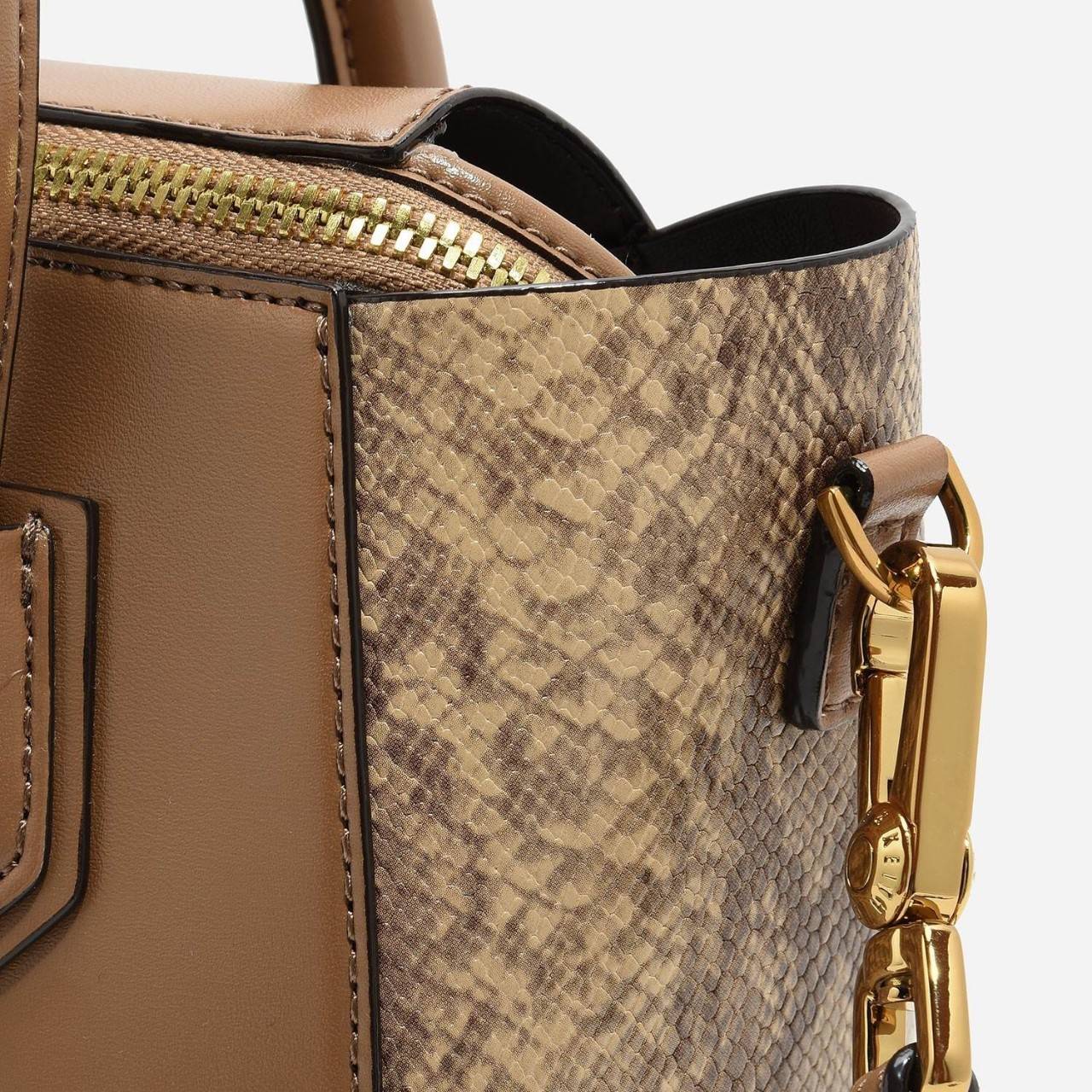 Don't Miss! CHARLES & KEITH DOUBLE ZIP STRUCTURED BAG กระเป๋าถือหรือสะพายรุ่นยอดนิยมขนาดใหญ่กำลังดี หนังเรียบสวยอยู่ทรงด้านหน้ามีโลโก้แบรนด์อะไหล่ทองนูน เปิดปิดด้วยซิป ภายในกว้างจุของได้เยอะ ใส่ Ipad กระเป๋าสตางค์ หนังสือ ของใช้ได้จุ มาพร้อมสายสะพายย