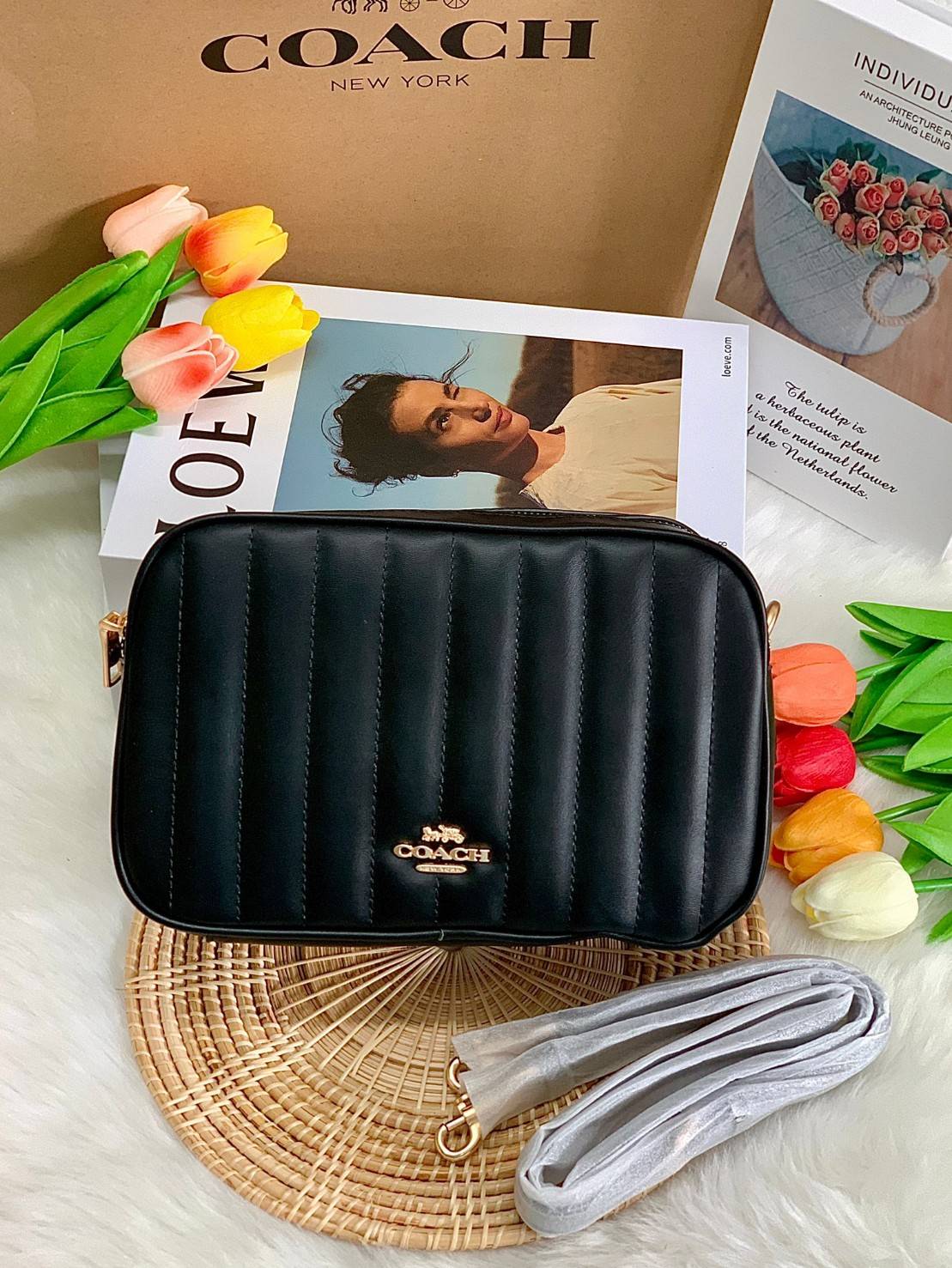 COACH C1569 JES CROSSBODY WITH LINEAR QUILTING ใหม่ล่าสุด!! กระเป๋าสะพายข้าง รุ่น 2 ซิป ใบใหญ่จุใจ ดีไซน์ใหม่ เพิ่มลูกเล่นให้ดูหรูหรายิ่งขึ้น วัสดุหนังสังเคราะห์บุเป็นลายเส้นสวยงาม เปิด-ปิดด้วยซิป 2 ช่องหลัก ใช้งานง่าย ทรงสวยมากๆรุ่นนี้ มาพร้อมสายสะพาย cr