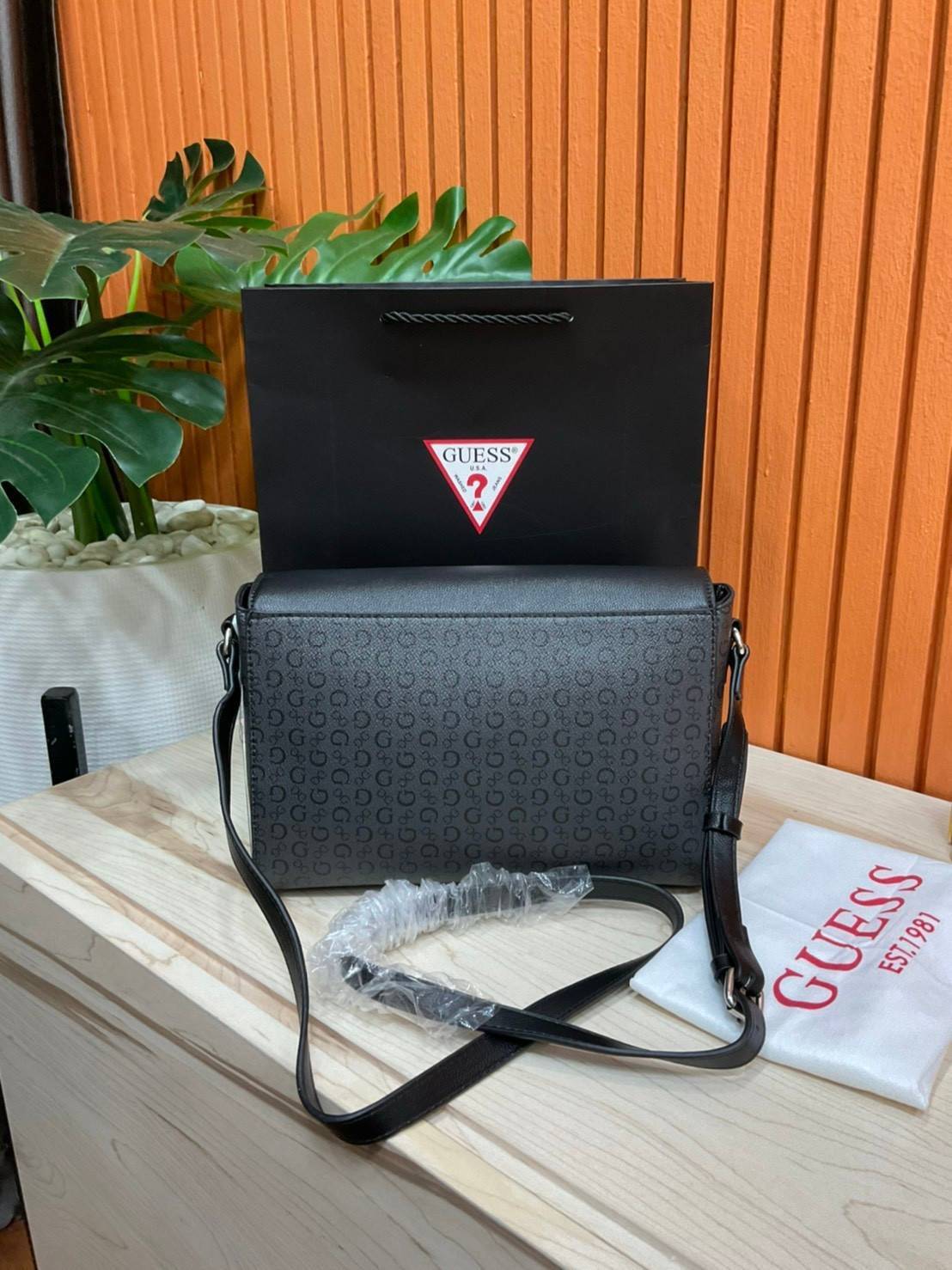 ของแท้ 💯% 】Guess Brit Crossbody Bag in Charcoal Signature Faux Leather and G Monogram Print with Black Leather Flap - Women's Sling Bag กระเป๋าสะพาย Crossbody ทรงเหลี่ยม รุ่นยอดนิยมอีกรุ่นหนึ่งของ Guess ตัวหนังคือดีงามทรงสวย หนังนิ่มน่าใช้มาก