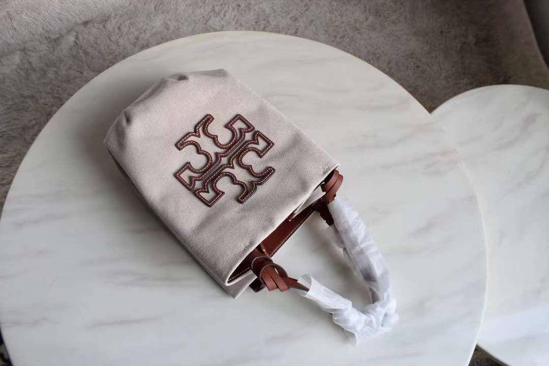 Tory Burch Small Canvas Round Tote กระเป๋าถือหรือสะพายไหล่ วัสดุผ้าcanvas รูปทรงโค้งมน ด้านในโล่ง มี1ช่องซิปและ1ช่องเล็ก น้ำหนักเบา จุของได้เยอะ มาใหม่ล่าสุดไม่ควรพลาดเลยค่า