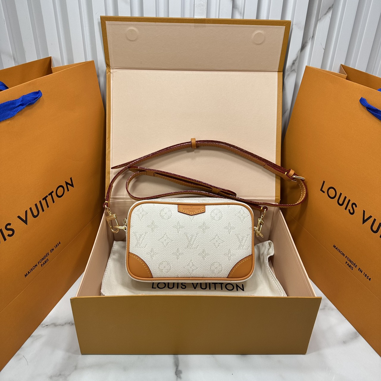 ORI หนังแท้ | LV Trocadéro Wearable Wallet Monogram Canvas 20cm กระเป๋าสะพายทรงแมสเซ็นเจอร์ดีไซน์ใช้เป็นกระเป๋าสตางค์ได้ ขนาดกำลังสวยกะทัดรัด คลาสสิคหรูหราคล่องตัว