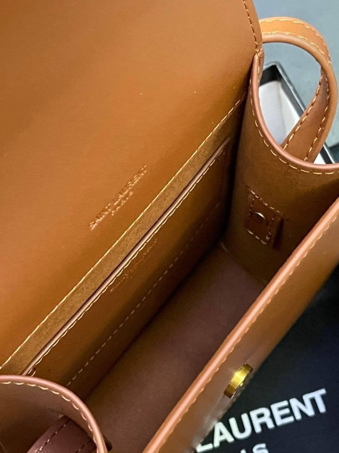 หนังแท้ YSL Yves Saint Laurent small leather shoulder bag กระเป๋าสะพายทรงเหลี่ยมแนวตั้งดีไซน์สวยหรูอยู่ทรงมีโลโก้แบรนด์ด้านหน้า อะไหล่ทองสวยหรู ภายในโล่งกว้าง สายสะพายหนังยาวปรับระดับได้ Rare items เด็ดๆแบบนี้ห้ามพลาด!