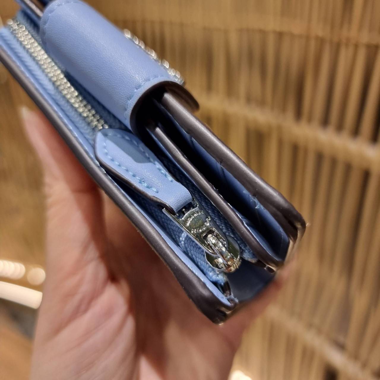 COACH C0082 MEDIUM CORNER ZIP WALLET IN SIGNATURE CANVAS ดีไซน์ใหม่ล่าสุด!! กระเป๋าสตางค์ใบกลาง 👛 ขนาดกำลังเหมาะมือ วัสดุหนังแคนวาสเคลือบลาย ดูแลรักษาง่าย มีช่องใส่บัตรและธนบัตรครบ และช่องซิปแยกไว้ใส่เหรียญ ครบเซ็ทแบบนี้เหมาะส่งต่อเป็นของขวัญที่สุ