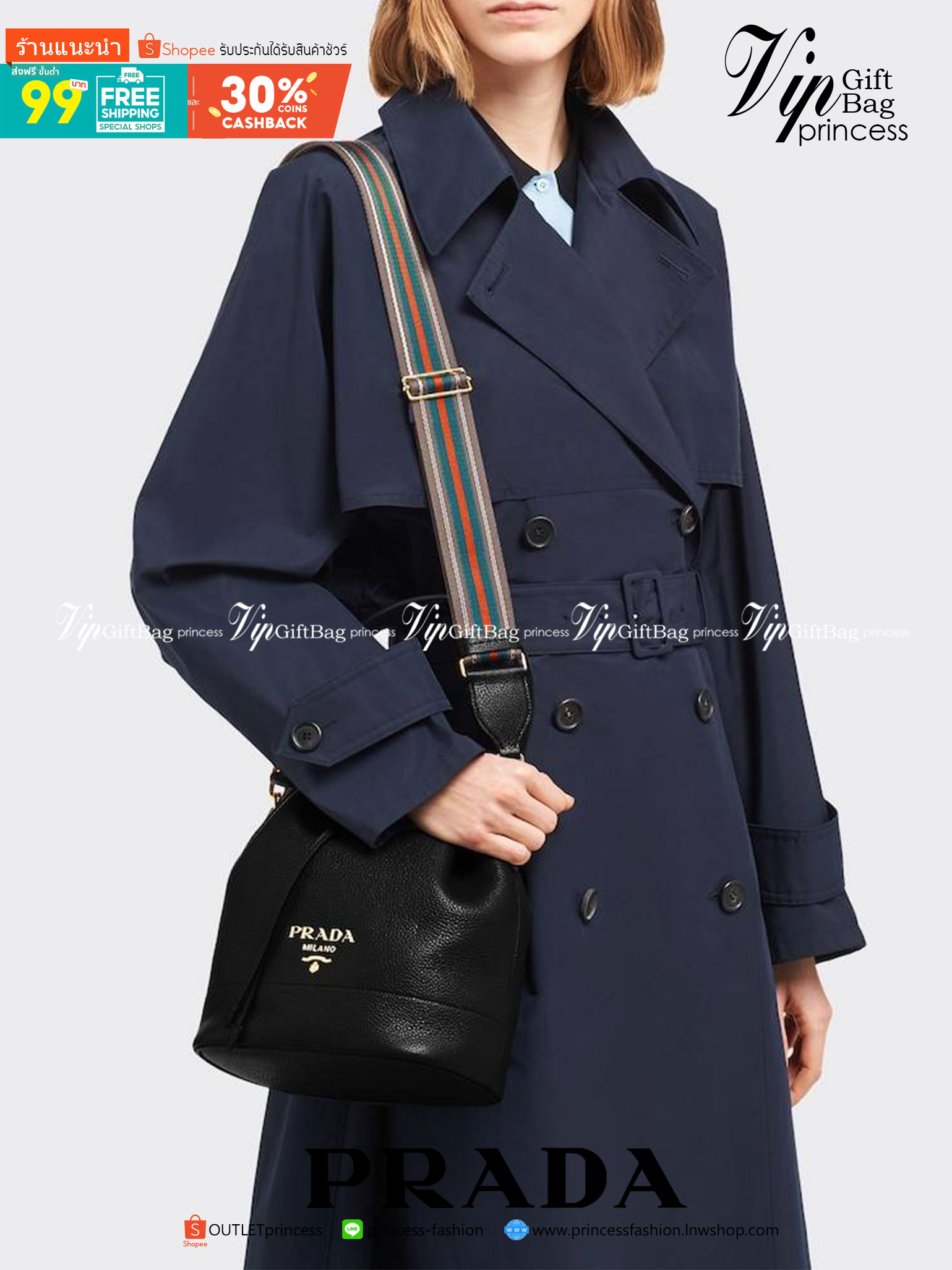 Prada leather bucket bag กระเป๋าสะพายทรงขนมจีบ ดีไซน์เรียบ แต่หรู น่าใช้มากๆ หนังสวยมาก วัสดุหนัง pepble สัมผัสนิ่มมือ ตกแต่งโลโก้สีทองตัดหนังดำ คือเลิศ!! ปากกระเป๋ารูดเปิดปิดได้ สะดวกใช้งาน ภายในโล่งกว้าง จุของได้เยอะ ไม่ธรรมดาเลย พิเศษ!! นอกจากสายคล้องใ