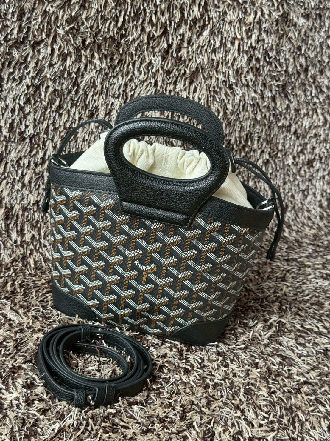 Goyard Beluga Mini Bag กระเป๋าสะพายทรงบัคเก็ต หูจับในตัว ภายในเป็นเชือกรูด น่ารักเกินต้าน เหมาะมากกับสาวๆสายแต่งตัวน่ารัก ขนาดกำลังพอดีไม่เล็กไม่ใหญ่เกินไป ควรมีมากค่า