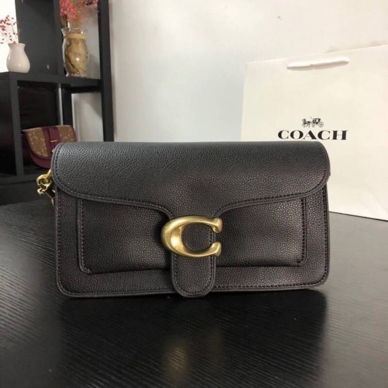 OUTTLET 】Coach Tabby Shoulder Bag 26 กระเป๋าหิ้วได้//คล้องไหล่ได้//สะพายข้างได้ ใบเดียวสุดคุ้มค่ะ! เปิดปิดกระเป๋าแบบกระดุมแม่เหล็ก มีอะไหล่Cตัวใหญด้านหน้าบ่งบอกถึงความหรูทีเดียวค่ะ ใส่กระเป๋าเงินใบยาวได้ มีช่องซิปกลาง;ช่องเล็กใส่ของจุกจิก;ช่องด้านหน้าหนึ่