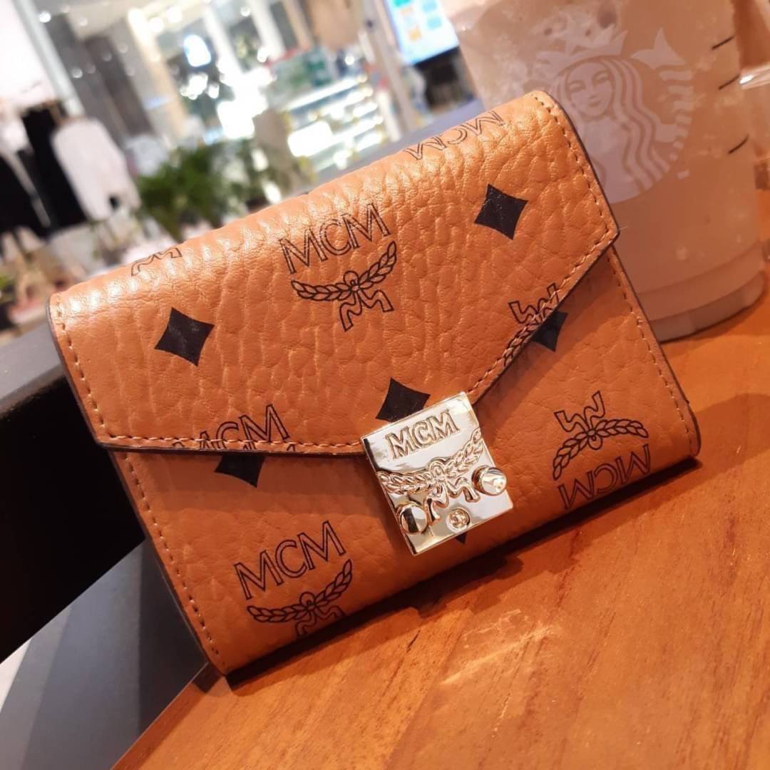 M.C.M PATRICIA THREE-FOLD WALLET IN VISETOS กระเป๋าสตางค์ใบเล็ก รุ่นฝาพับ unisex ใช้ได้ทั้งหนุ่มๆและสาวๆน้า ใช้งานง่าย ด้วยกระดุมโลโก้ พกพาง่าย วัสดุหนังแคนวาสคุณภาพดี ภายในเป็นหนังแท้ นิ่ม สวย ใส่บัตรได้เยอะ ใส่ธนบัตรได้ทุกชนิด ในช่องมีที่ใส่บัตรพิเศษภาย