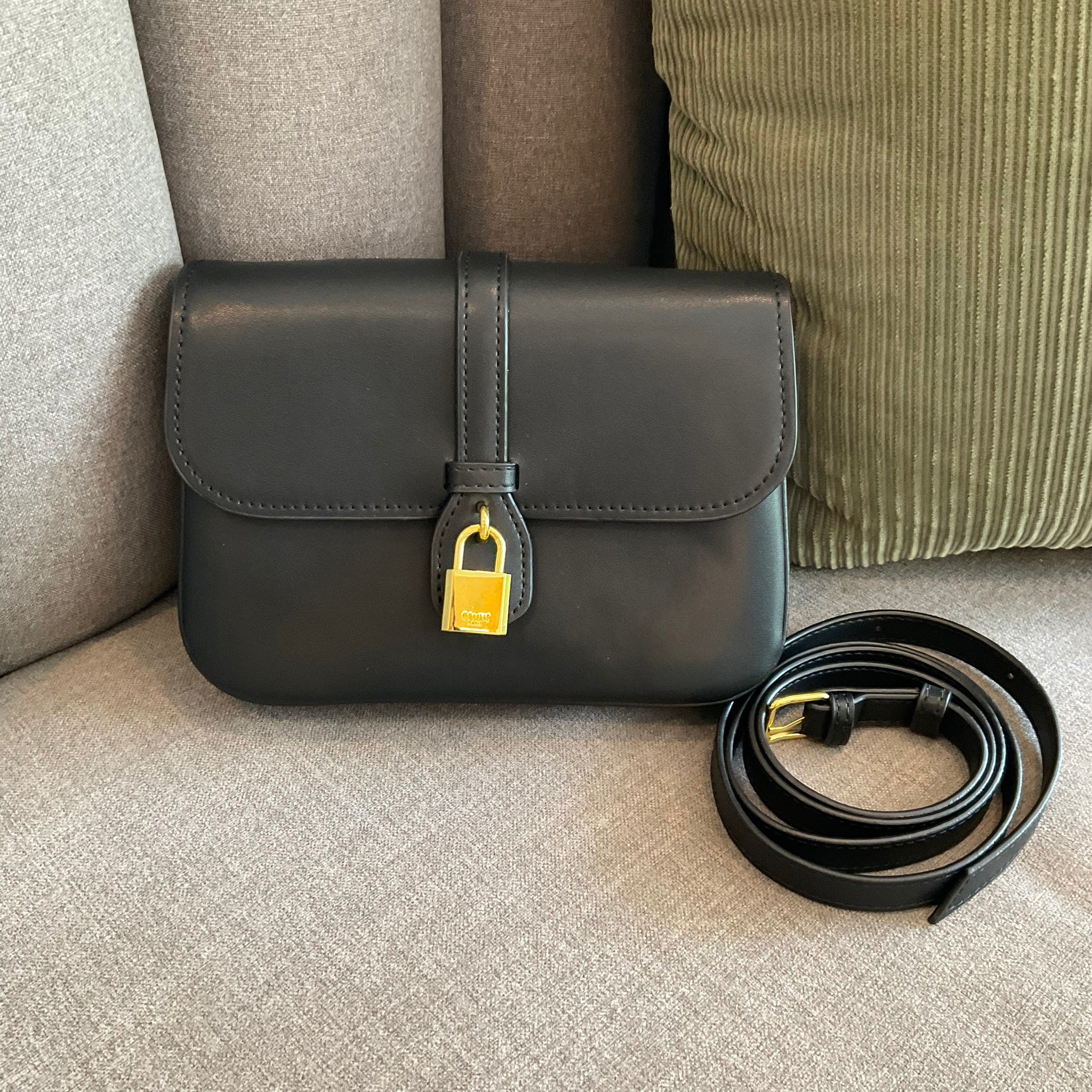 Celine Medium Tabou in smooth พร้อมส่งที่ไทยอีกครั้ง! CELINE SHOULDER BAG VIP หนังเรียบสวยหรู ปรับดับพวงกุญแจสีทองด้านหน้า ด้านในเปิดด้วยด้วยกระดุม แบ่งช่องใส่ของออกเป็นสัดส่วน
