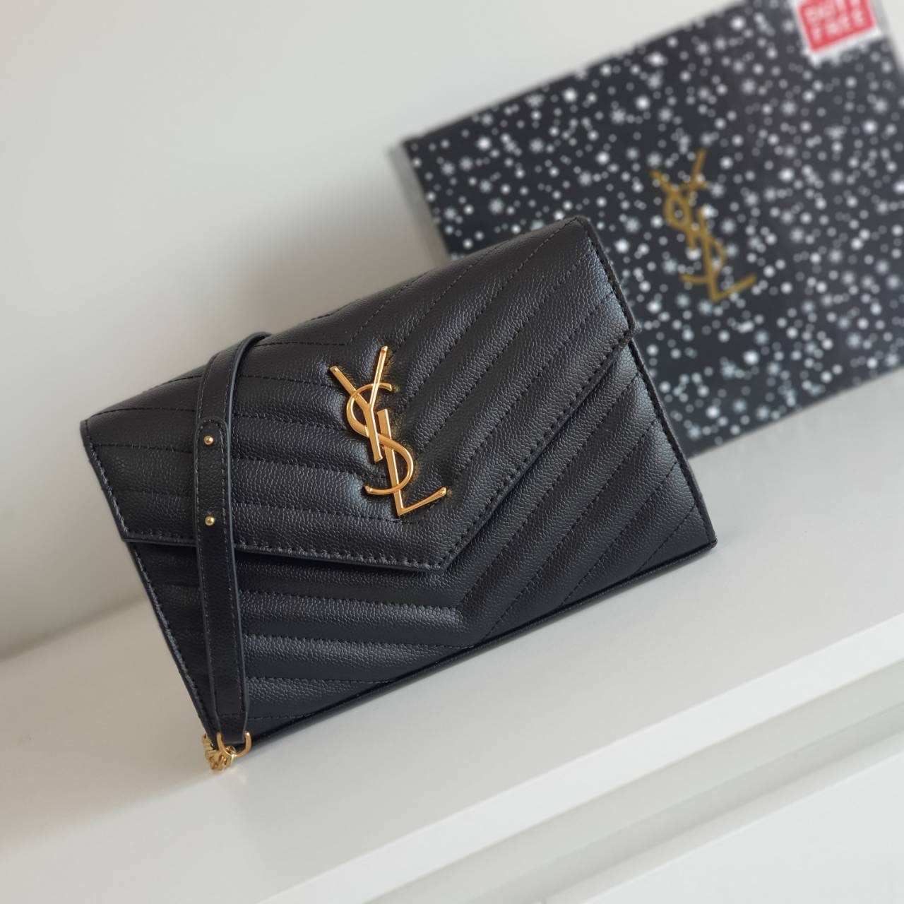 YVES SAINT LAURENT YSL BAG VIP GIFT WITH PURCHASE (GWP) พรีเมี่ยมกิ้ฟ Limited Edition จาก YSL DUTY FREE COUNTER วัสดุหนังแท้ลายคาเวียร์ ทรงหน้าจดหมายลายทาง สวยหรูมาก อะไหล่ทอง เปิดปิดด้วยกระดุมแม่เหล็ก ภายในโล่งมี2ช่องใหญ่ ช่องซิปใหญ่ มีที่ใส่บัตร12ใบ มาพ