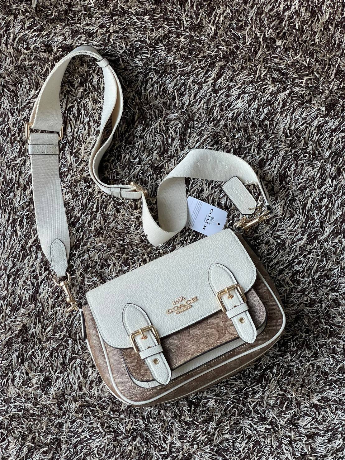 COACH Lucy Crossbody กระเป๋าใบนี้ขนาดกะทัดรัดกำลังดี เพียงพอสำหรับใส่ของจำเป็นที่ต้องการพกติดตัว ที่สำคัญใช้งานง่ายสามารถหยิบของได้สะดวกรวดเร็ว วัสดุผ้าใบเคลือบซิกเนเจอร์และหนังกรวดละเอียด ด้านในมีซิปและกระเป๋าอเนกประสงค์ ปิดสแน็ปอิน กระเป๋าแบบเปิดด้านนอก