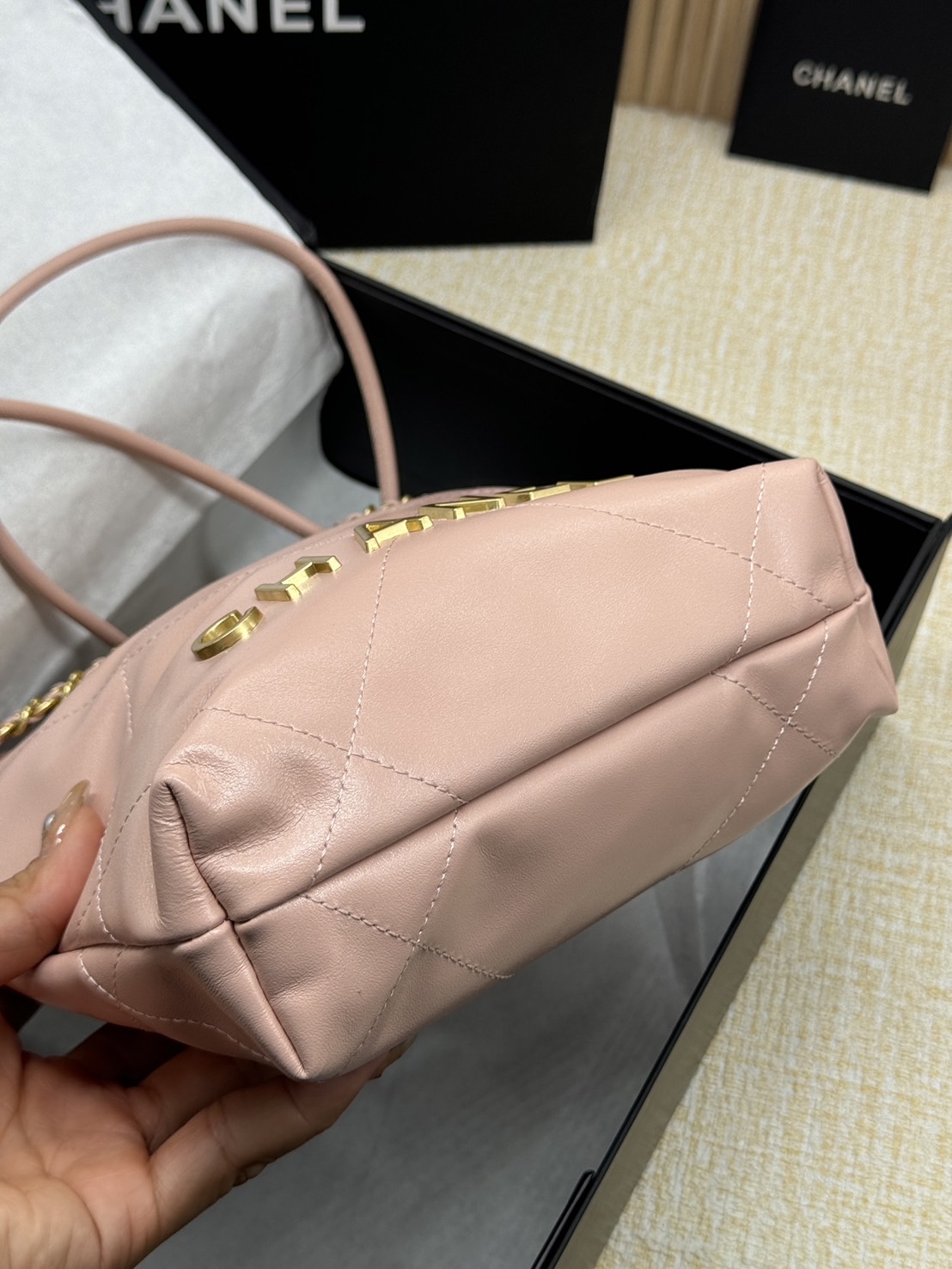 Chanel 22 Mini Handbag With Pearl Chain กระเป๋าทรงโท้ท เกรดออริ สลับแท้ 1:1 ใช้งานต่างประเทศได้