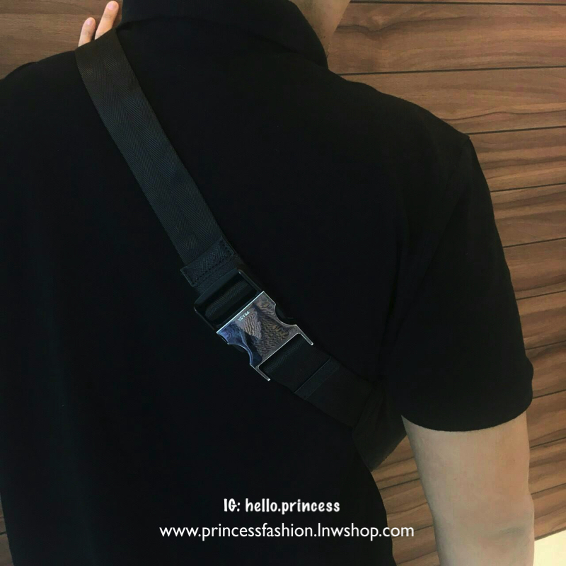 New Must Have Now อีกหนึ่งรุ่น Prada เหมาะกับท่านชาย เป็นอย่างยิ่ง กับกระเป๋าคาดอก / คาดเอว ทรงสวย จากงานพรีเมี่ยมกิ้ฟจากแบรนด์ PRADA ทรงฮิต วัสดุผ้า NYLON คุณภาพดี กันน้ำ100% ใส่ของได้หลากหลาย ตัวกระเป๋าอะไหล่สีเงิน ตัวล้อคปั้มจมแบรนด์สุดหรู ด้านมาพร้อมซ