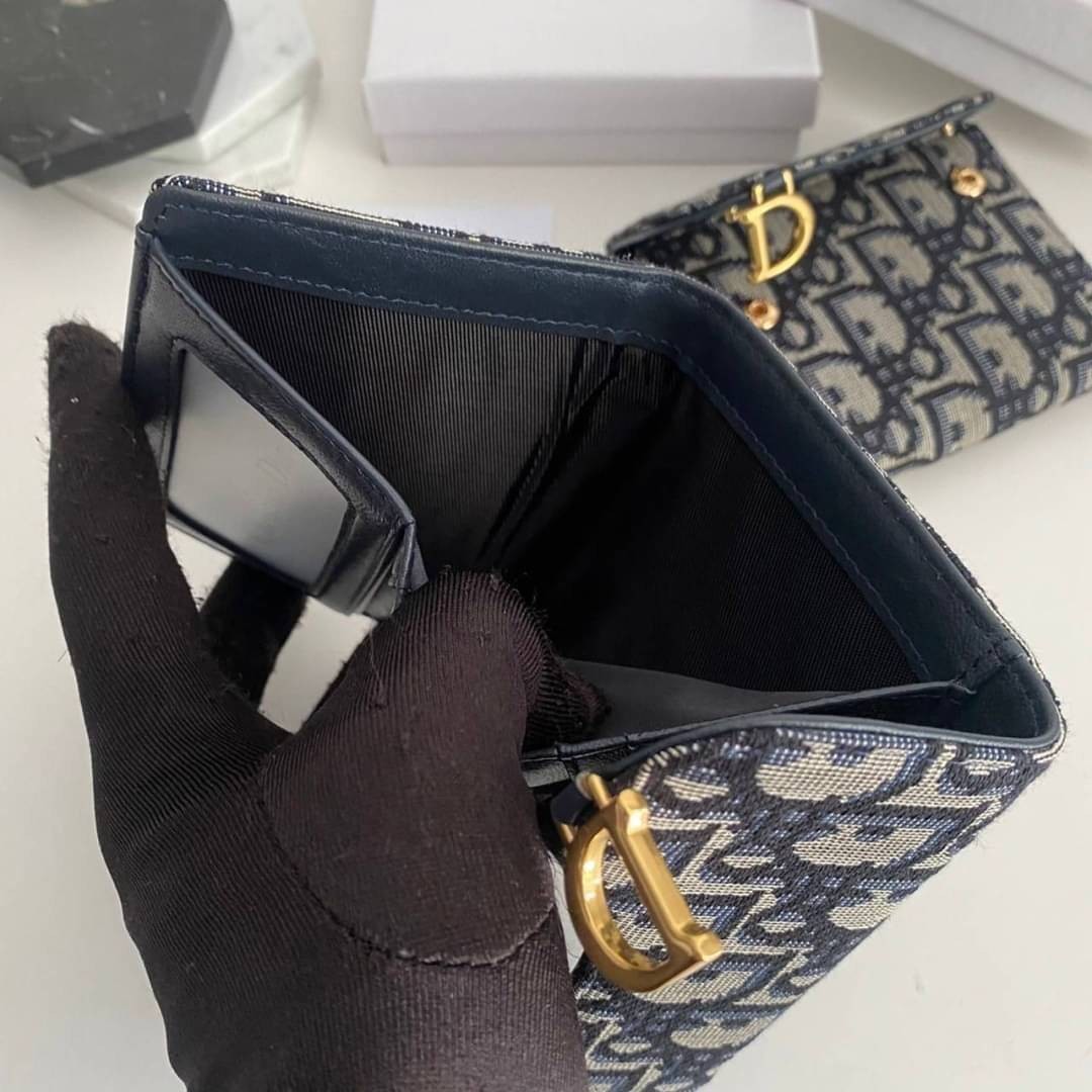 VIP 🥂DIOR Wallet Saddle Lotus / Dior tri-fold wallet กระเป๋าสตางค์ 3 พับ วัสดุหนังแท้ และผ้า Jacquard อย่างดี ทอสวยงาม ผสมผสานความสง่างามและคลาสสิกที่เข้ากับยุคสมัย ภาพสินค้าถ่ายจากงานขายจริง ใช้งานต่างประเทศได้