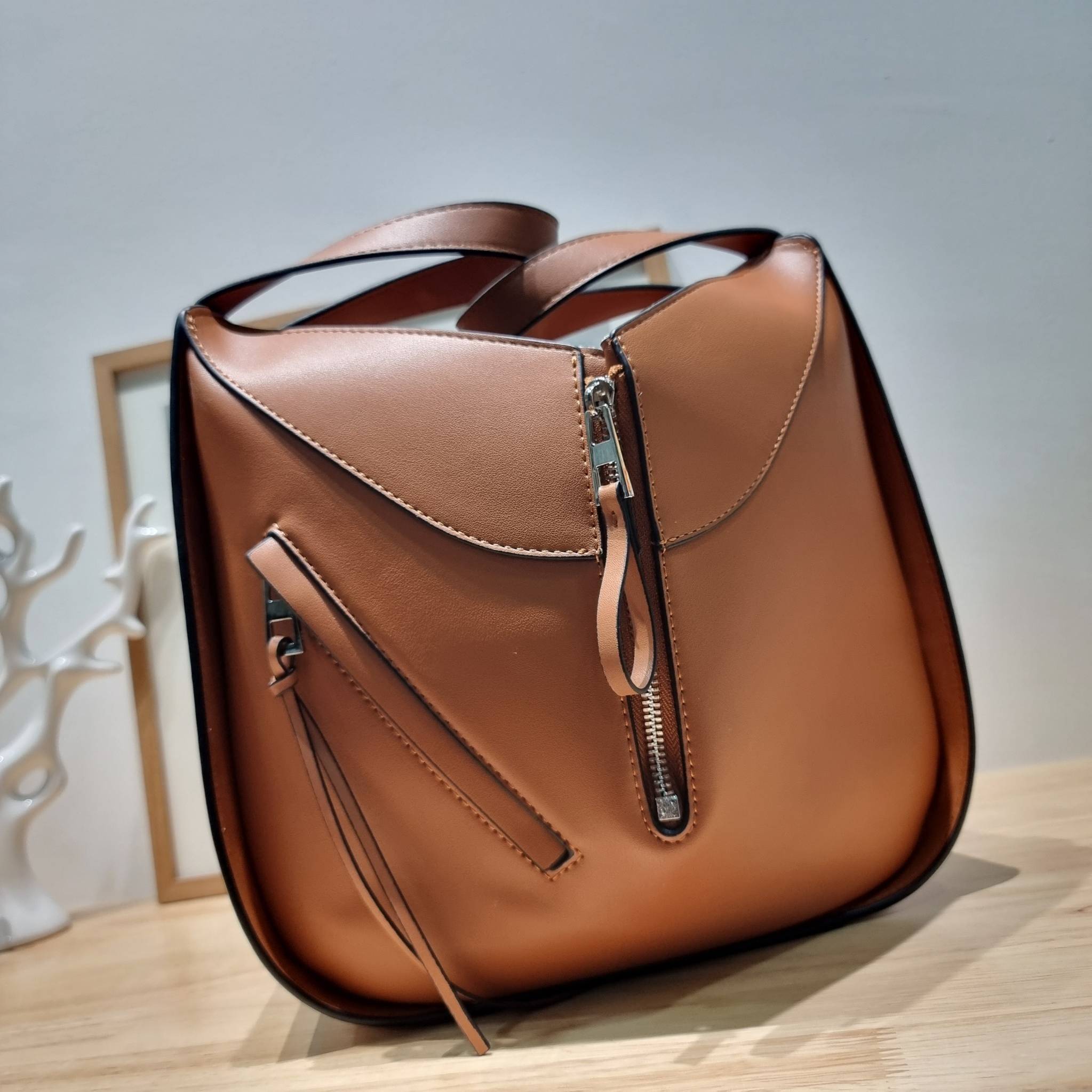 LOEWE SMALL HAMMOCK IN CLASSIC CALFSKIN พร้อมส่ง กระเป๋าสะพายดีไซส์เก๋ สามารถปรับเปลี่ยนรูปทรงได้หลากหลาย มีลูกเล่นทำให้ใช้ได้ไม่มีเบื่อ