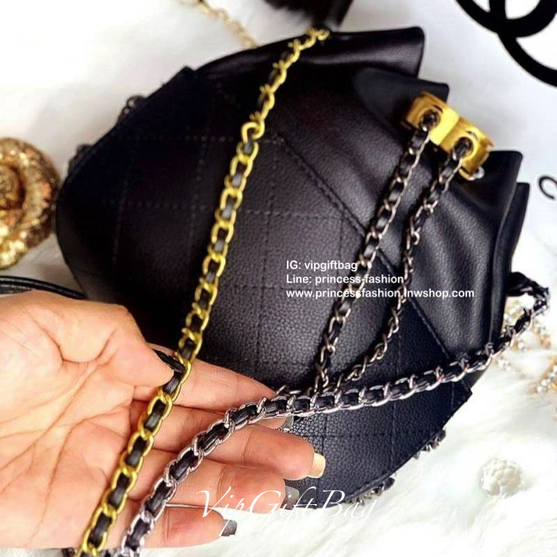Chanel premium for gift ทรงขนมจีบ เป็นกระเป๋าถือ/สะพายหลังอเนกประสงค์หนังแกะสังเคราะห์โลโก้แบรนด์อะไหล่สวยหรู สายโซ่อะไหล่สีทูโทนรูดปิดกระเป๋า เก๋มากๆค่ะ อุปกรณ์ : กล่อง ถุงผ้าแบรนด์