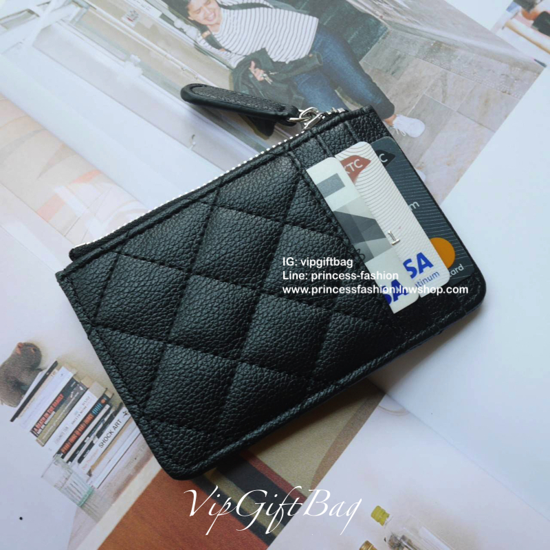 พร้อมส่งที่ไทยแล้วค่ะ♡♡ กับที่ใส่นามบัตรรุ่นใหม่ ดี๊ดี😘 แนะนำรุ่นนี้คะ งานพรีเมี่ยมกิ้ฟท์จากเค้าเตอร์ต่างประเทศ หนังสัมผัสลายด้าน จากแบรนด์ CHANEL (GWP) ด้านหน้ามีโลโก้แบรนด์ CC สีเงินสุดหรู ด้านหน้าบัตรได้1ใบ เปิดปิดด้วยซิปมีที่จับห