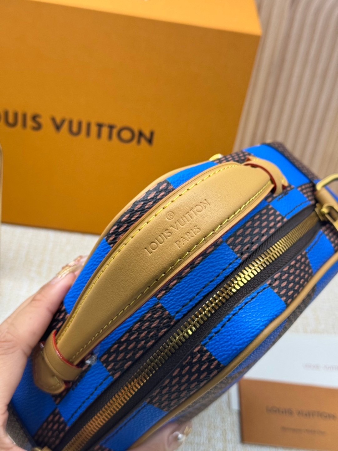 LV Chess Messenger Bag Jaune Mat / Green / Red / Blue กระเป๋าสะพายแมสเซนเจอร์ทรงเหลี่ยมรุ่นใหม่ ลายตารางหมากรุก Damier เอกลักษณ์ของความหรู โทนสีสดใสมีชีวิตชีวา ปรับลุคปัง กับการมาของความไฮคลาสรูปแบบใหม่ สุดไอโคนิค