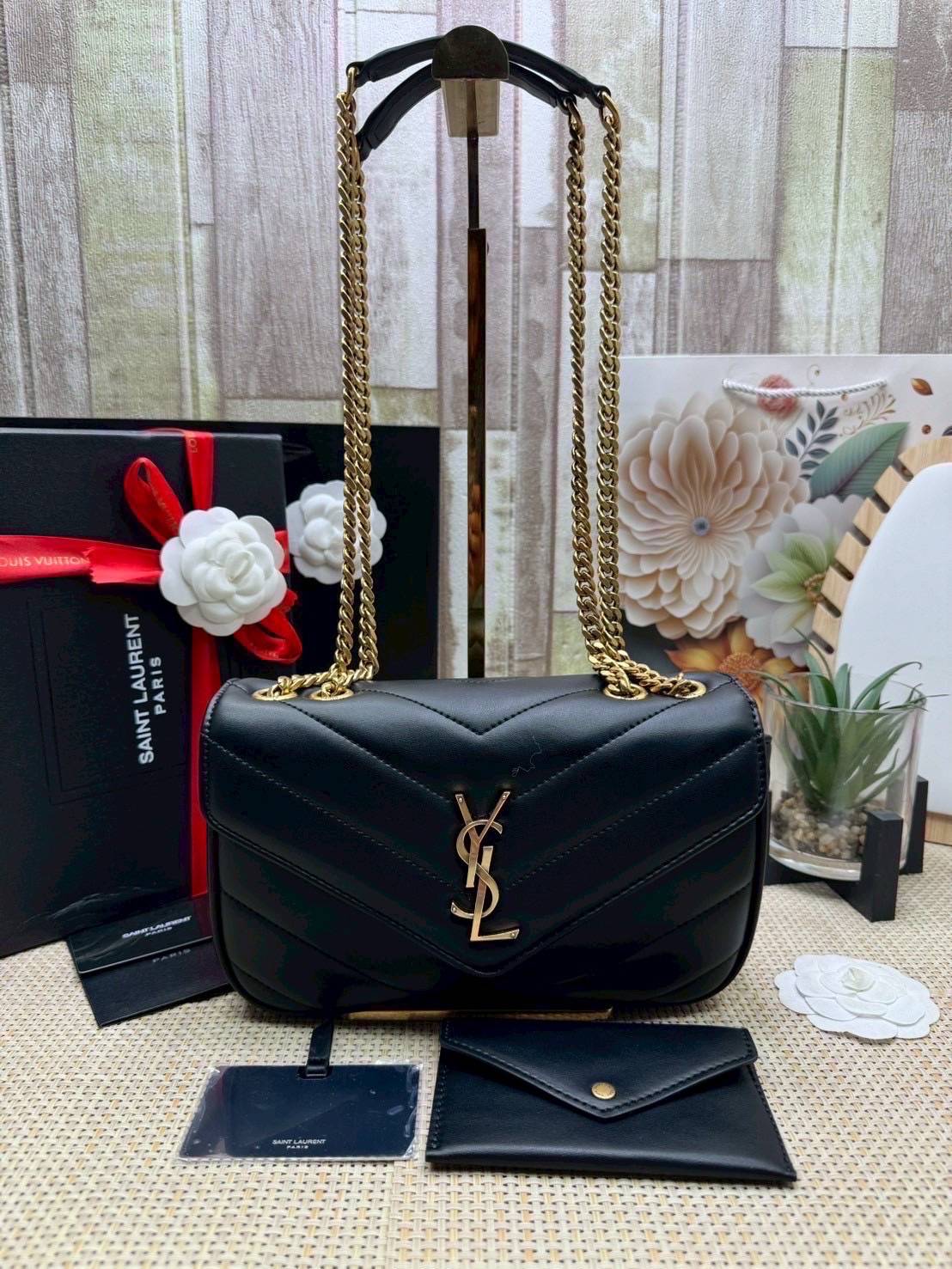 ORI หนังแท้ | YSL LOULOU small in MATELASSÉ กระเป๋าสะพายสายโซ่าีทองหรูหรา งานหนังแท้เนื้อนุ่มตะเข็บเย็บลายเชฟรอนสวยหรูโดดเด่นเป็นเอกลักษณ์ 🤍 เกรดออริจินอล หนังแท้