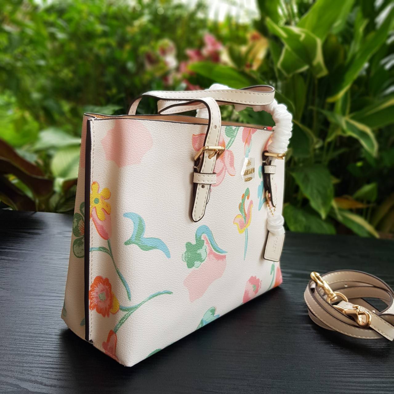 COACH C8217 MOLLIE TOTE 25 WITH DREAMY LAND FLORAL PRINT คอลใหม่ล่าสุด ยังไม่เข้า shop ไทย สวยๆแบบไม่ต้องรอพรีฯให้ยาวนาน กับกระเป๋าโท้ทไซส์เล็กที่สาวๆต่างก็ต้องปักใจรัก สวยสมใจ ดีไซน์ลวดลายดอกไม้ คละเคล้าเต็มใบ ละมุน สดใส น่าใช้สุดๆ วัสดุหนังแคนวาส ภายในโ