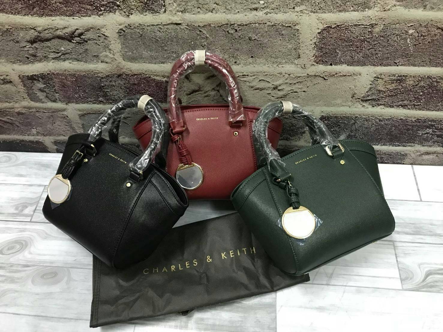 CHARLES & KEITH CURVED CITY BAG Re stock & Best seller กระเป๋าถือหรือสะพาย ขนาดกำลังดี วัสดุหนังPU ลายคาร์เวียร์ ตั้งอยู่ทรง มีหมุดรองฐาน เปิดปิดด้วยซิปเดียว ภายในมี 2 ช่องเล็ก และ 1 ช่องซิปด้านข้าง ใส่มินิ ไอแพด, กระเป๋าสตางค์ทรงยาวได้ ด้านหน้าประดับด้วย