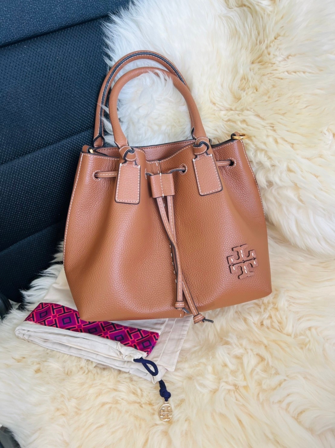 OUTLET 】TORY MCGRAW SMALL DRAWSTRING กระเป๋าถือหรือสะพายข้าง วัสดุหนังวัวแท้ อะไหล่ทอง เปิด-ปิดด้วยสายหนังรูด จะถือหรือสะพายข้างได้Crossbodyได้ น้ำหนักเบาจุของได้เยอะ ด้านหน้าประดับโลโก้แบรนด์ ด้านในมีช่องเล็กสำหรับใส่บัตรใส่ตังค์ได้ มีสายยาว ปรับสายได้ ถ